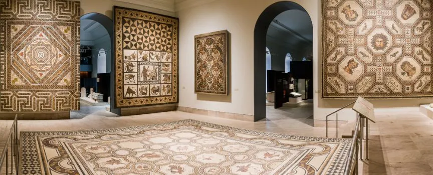 Grote Romeinse mozaïeken op de vloer en muren van een museumzaal