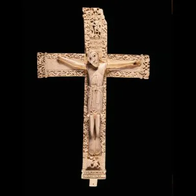 ivoorkruis met ingewikkelde gravures die de kruisiging van Christus tonen