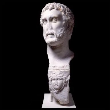 marmeren buste van een Romeinse figuur met gedetailleerde gelaatstrekken en een decoratieve reliëf op de sokkel