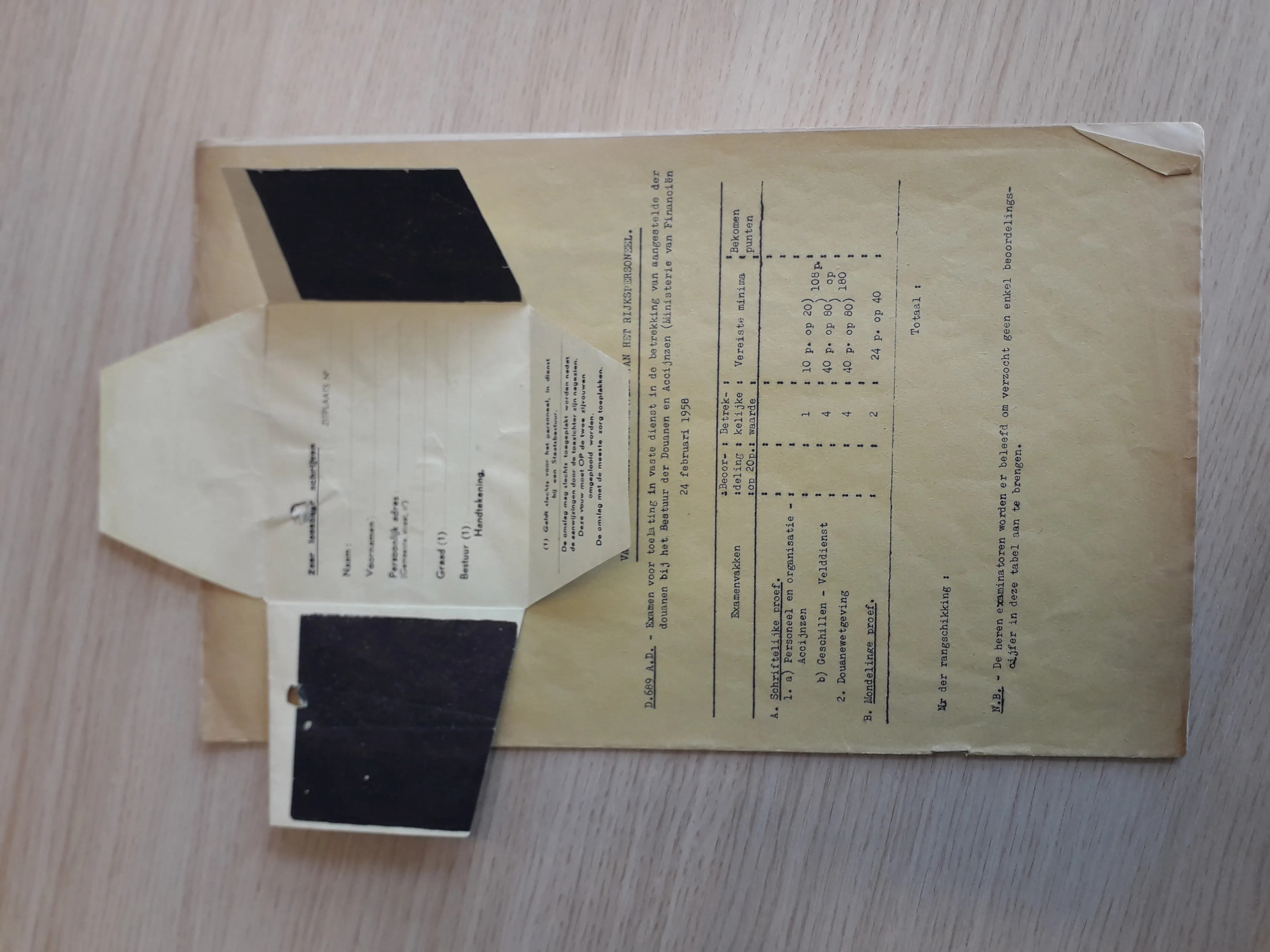 Postarzany formularz zgłoszenia celnego z zaczernionymi sekcjami leżący płasko na jasnej drewnianej powierzchni