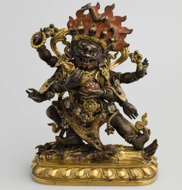 bronzen en gouden beeld van een veelarmige godheid met een vlammende kroon