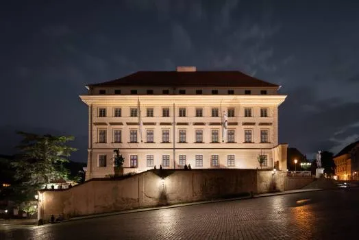 Salm Paleis 's nachts met warme verlichting die de klassieke façade en het rode dak benadrukt