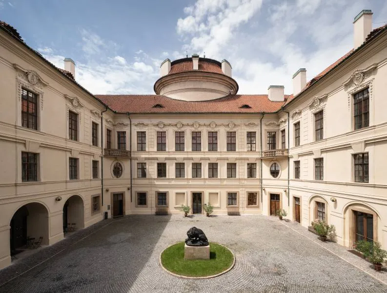 Dziedziniec Pałacu Sternbergów z centralną rzeźbą i otaczającą architekturą barokową
