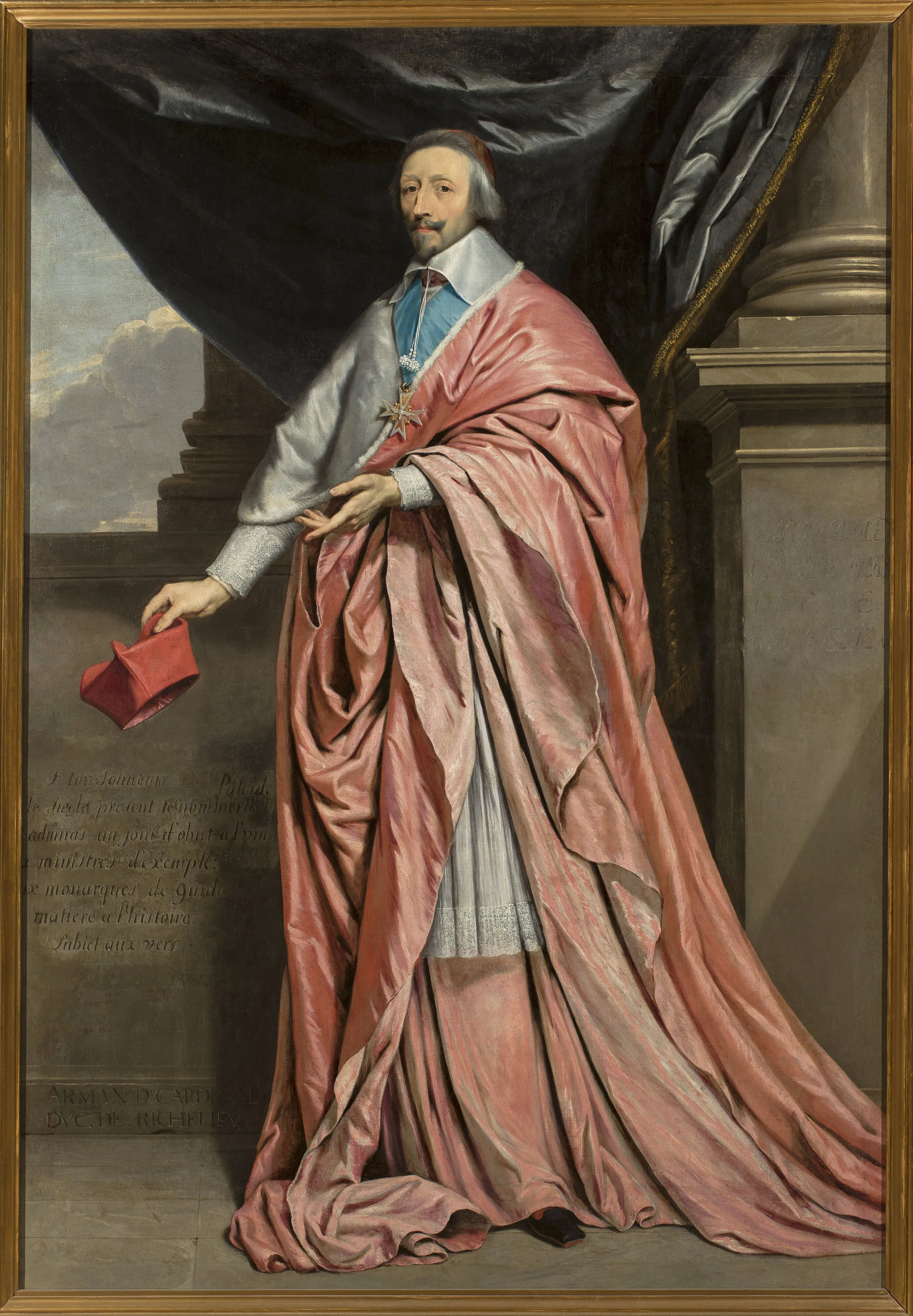 Portret całopostaciowy mężczyzny w bogatych szatach religijnych, trzymającego czerwony dokument, na tle ciemnej kurtyny i klasycznej architektury.