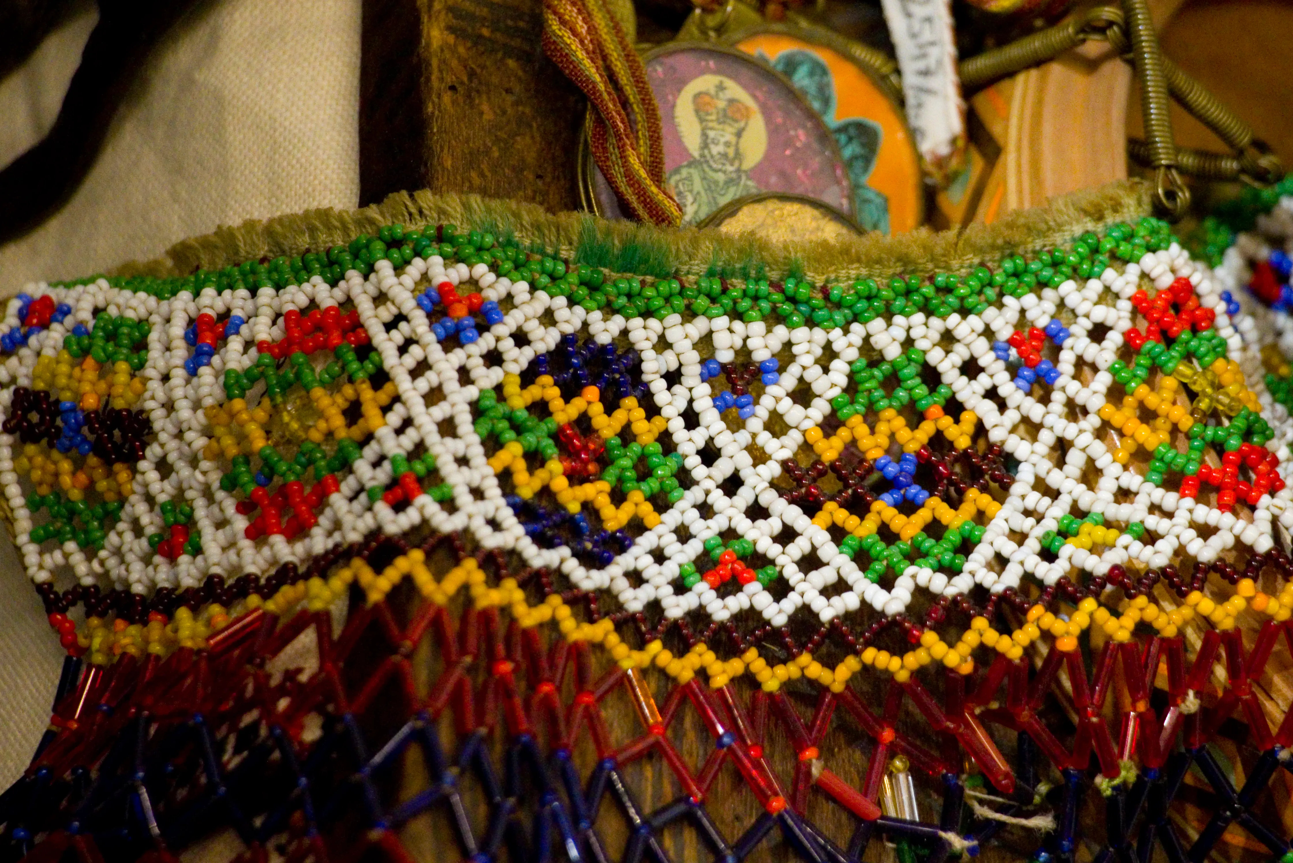 primer plano de un textil de cuentas de colores con patrones geométricos
