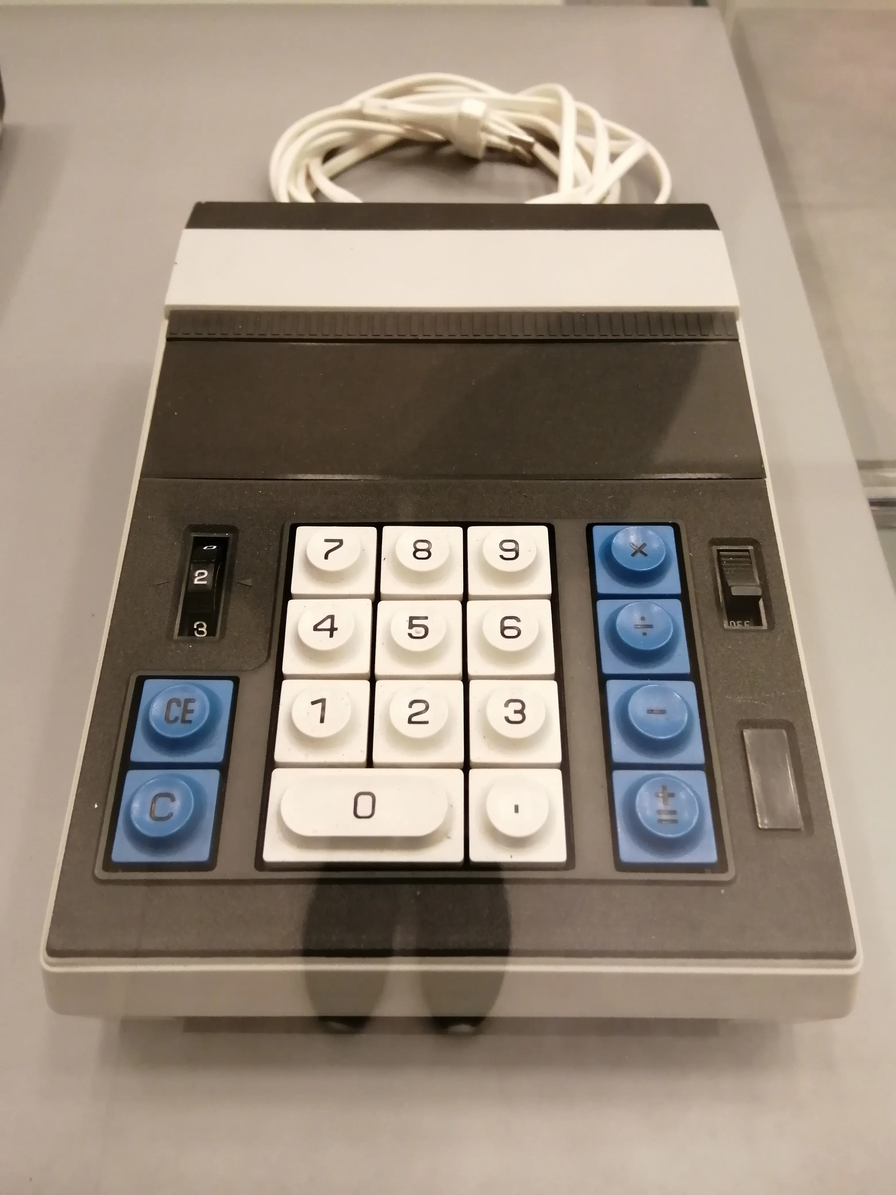calculadora electrónica vintage con botones azules y blancos en pantalla