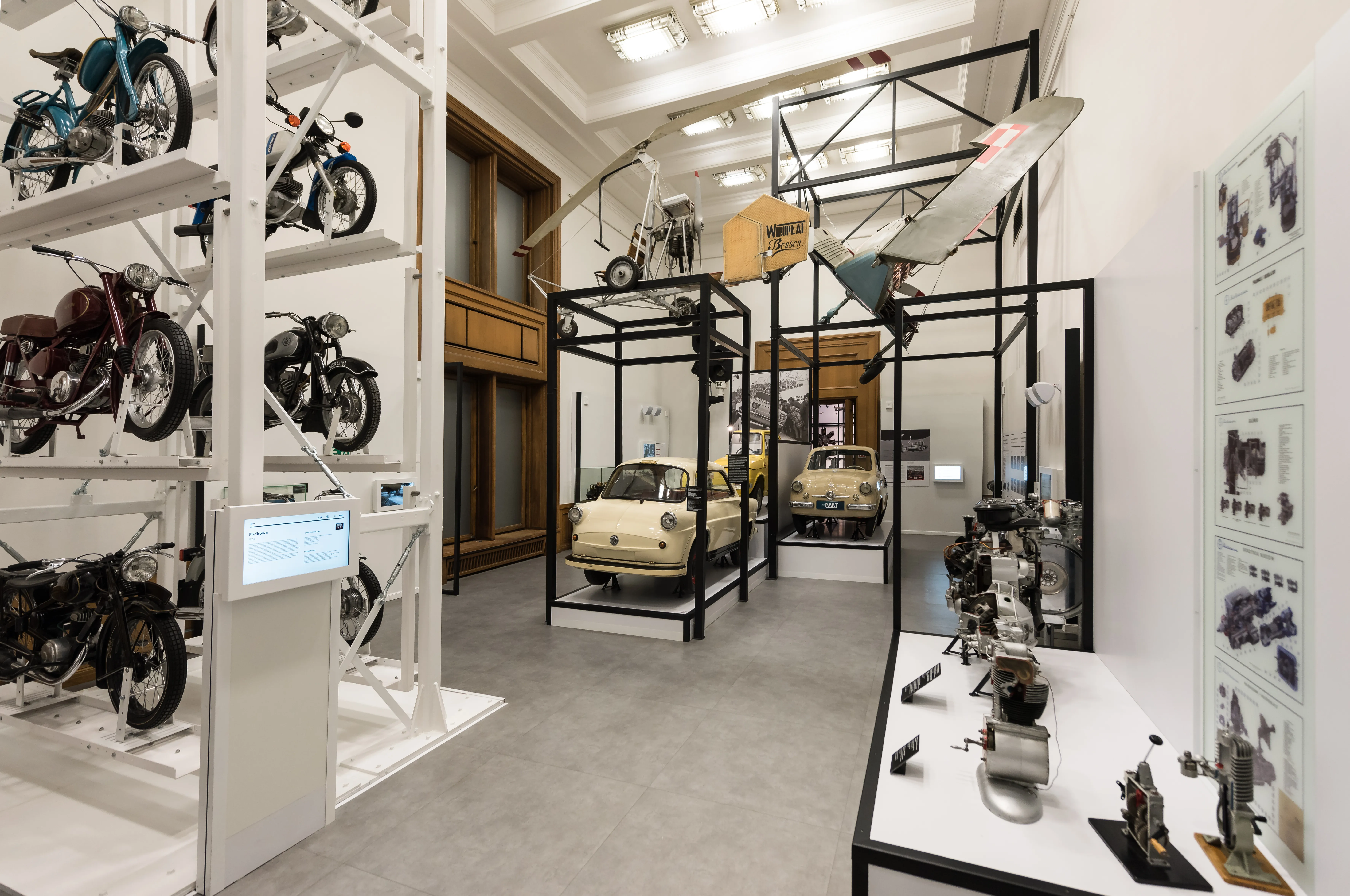 Interior del Museo Nacional de Tecnología de Varsovia con motocicletas, un coche y exhibiciones mecánicas en exhibición