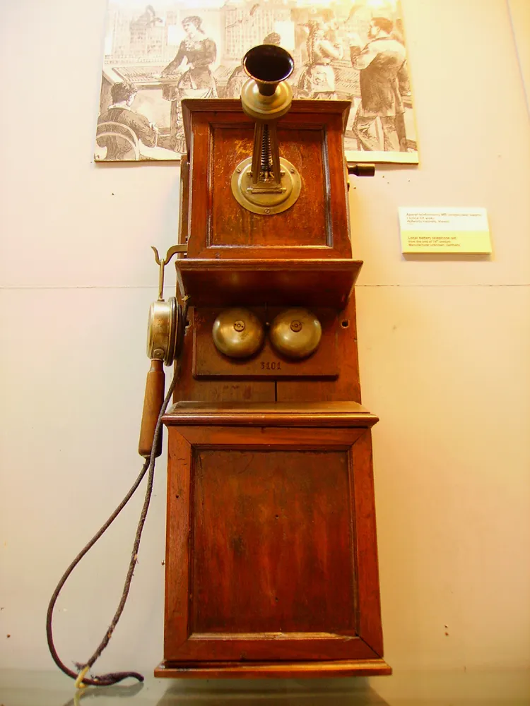 Drewniany telefon w stylu vintage z mosiężnymi elementami i spiralnym kablem
