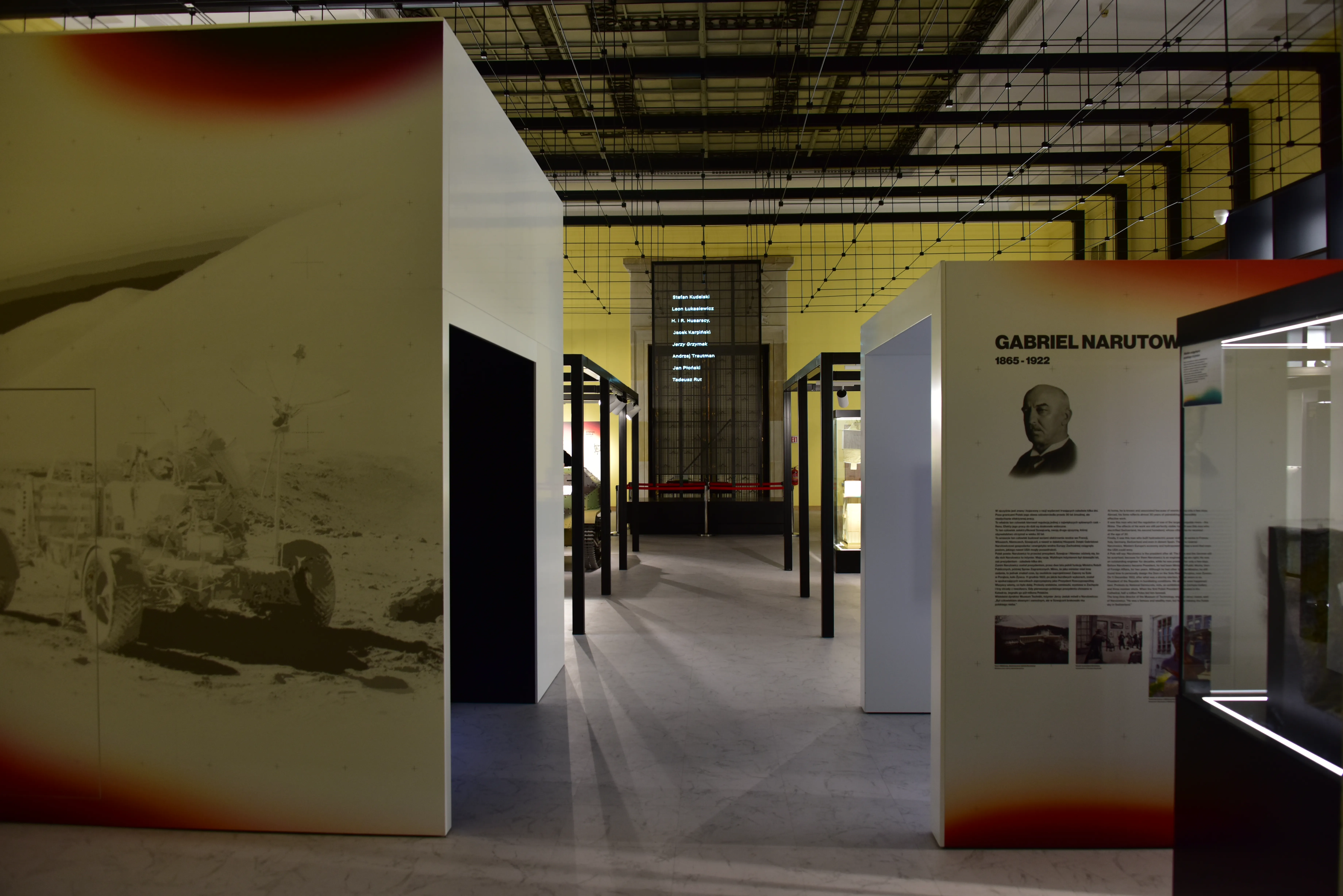 Sala wystawowa z panelami wystawowymi i gablotami wewnątrz muzeum
