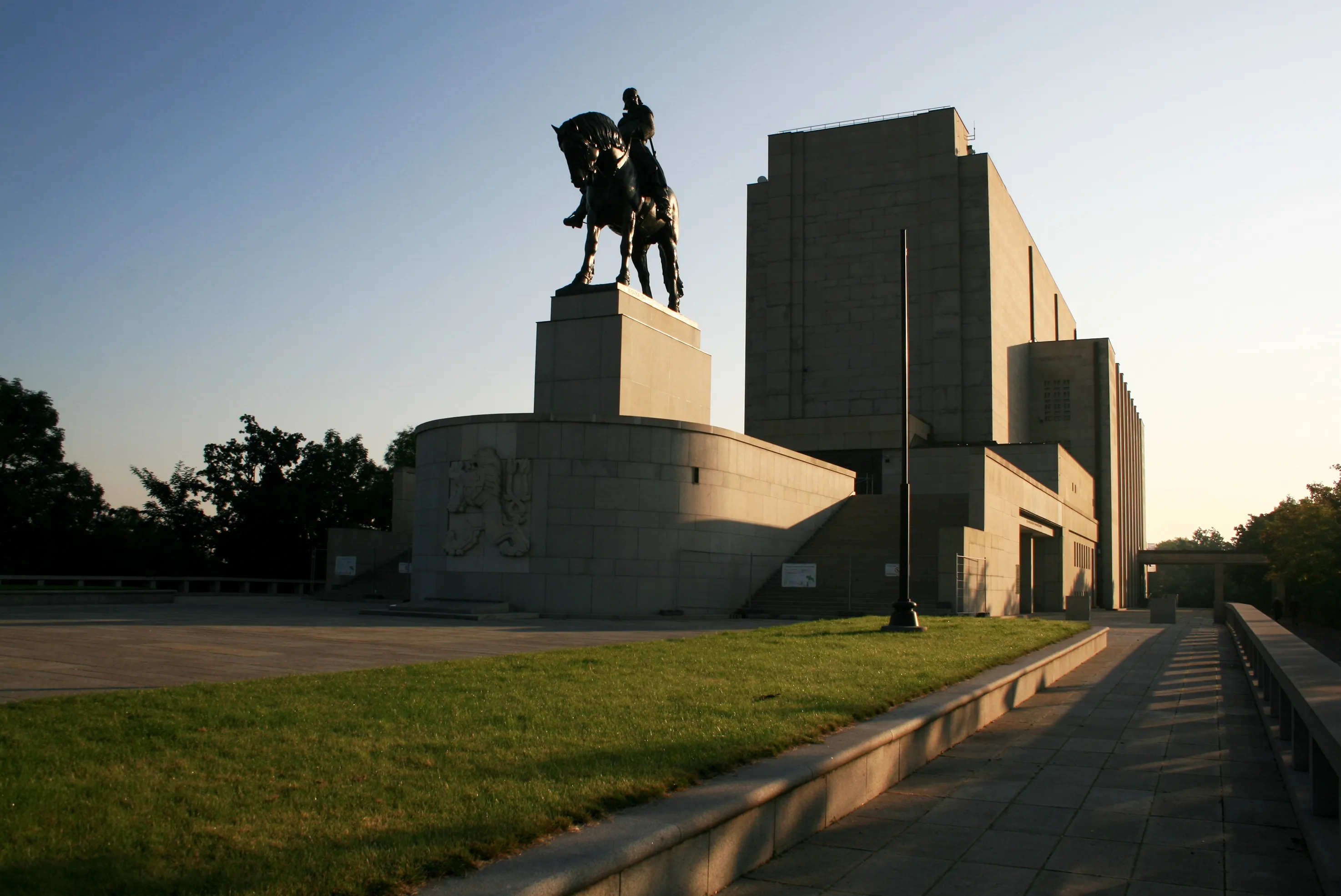 Ruiterstandbeeld van Sint-Wenceslaus voor het gebouw van het Nationaal Museum op het Wenceslasplein