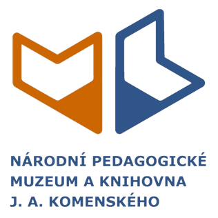 Logo van het Nationaal Pedagogisch Museum en de Bibliotheek van J. A. Comenius, met een abstracte oranje en blauwe boekvorm boven de naam van de instelling in het Tsjechisch.