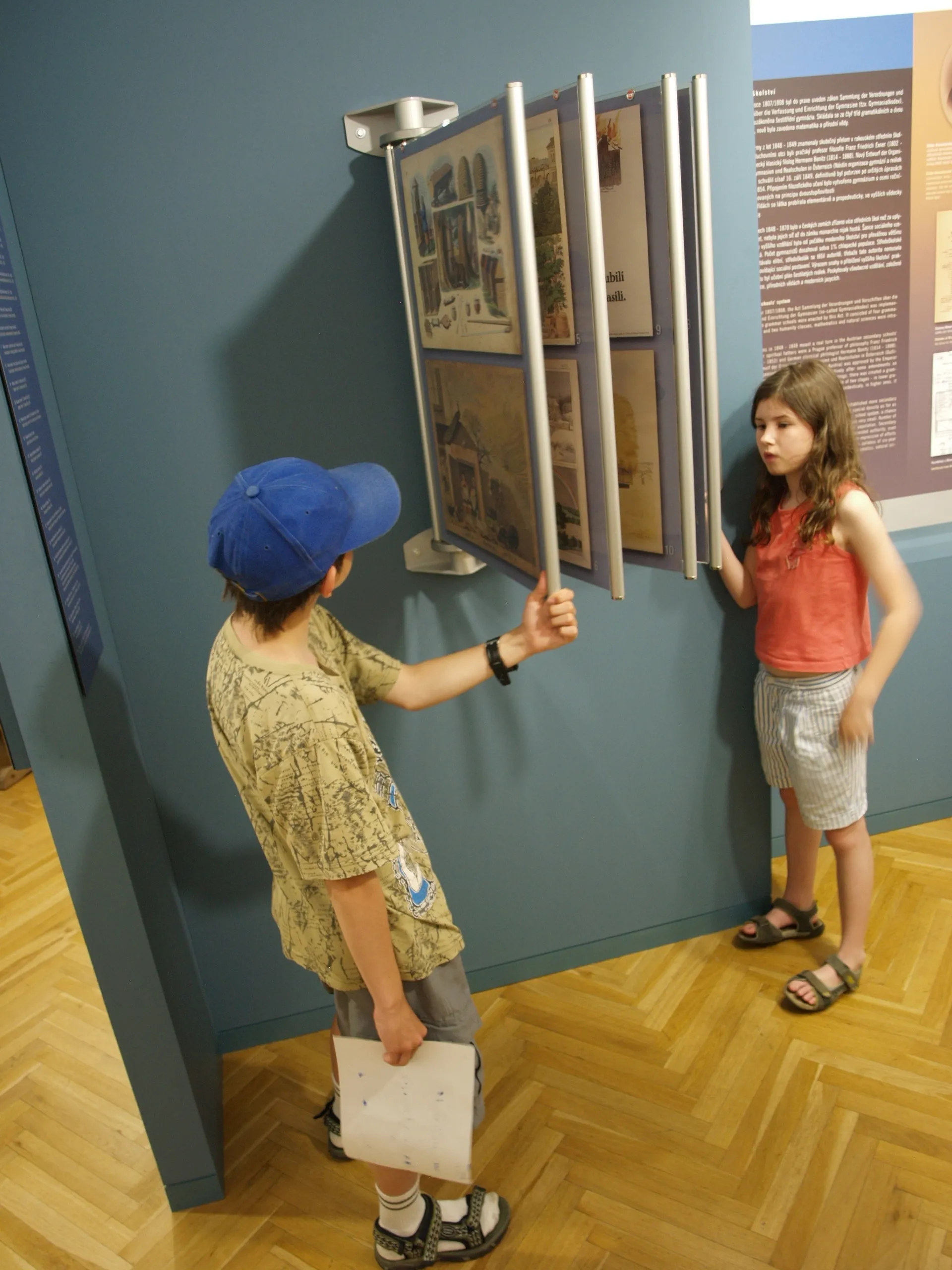 Twee kinderen die interageren met een tentoonstellingspaneel in een museum