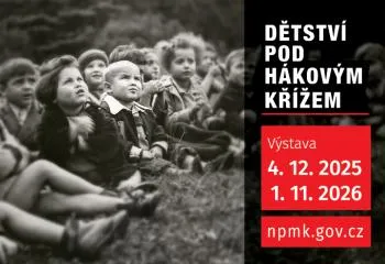 Zwart-wit foto van kinderen die op gras zitten, met tentoonstellingstekst rechts.