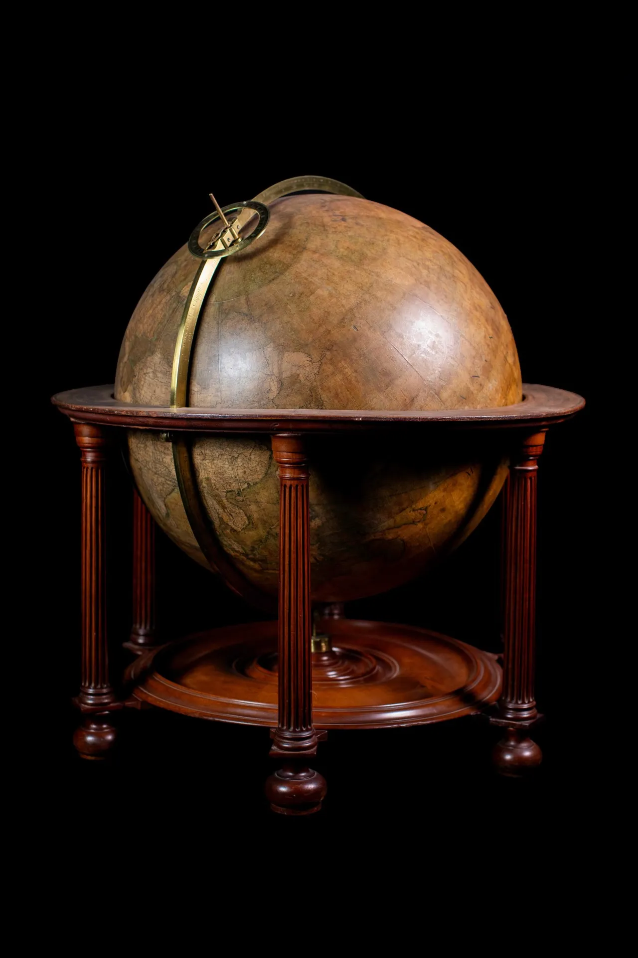 globo celestial antiguo sobre soporte de madera con anillo de meridiano de latón