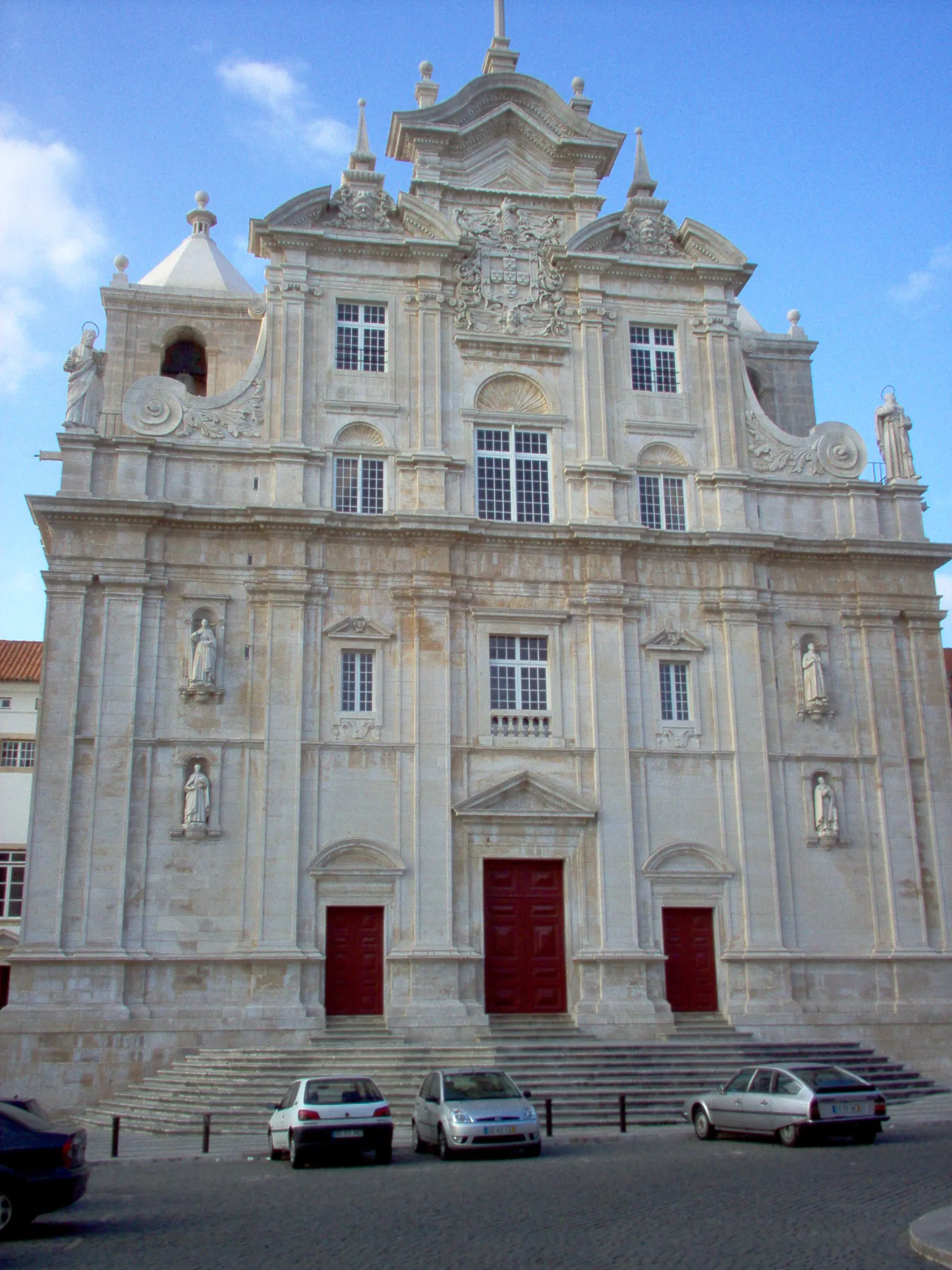 Vista representativa de la Nueva Catedral de Coímbra en Coímbra.