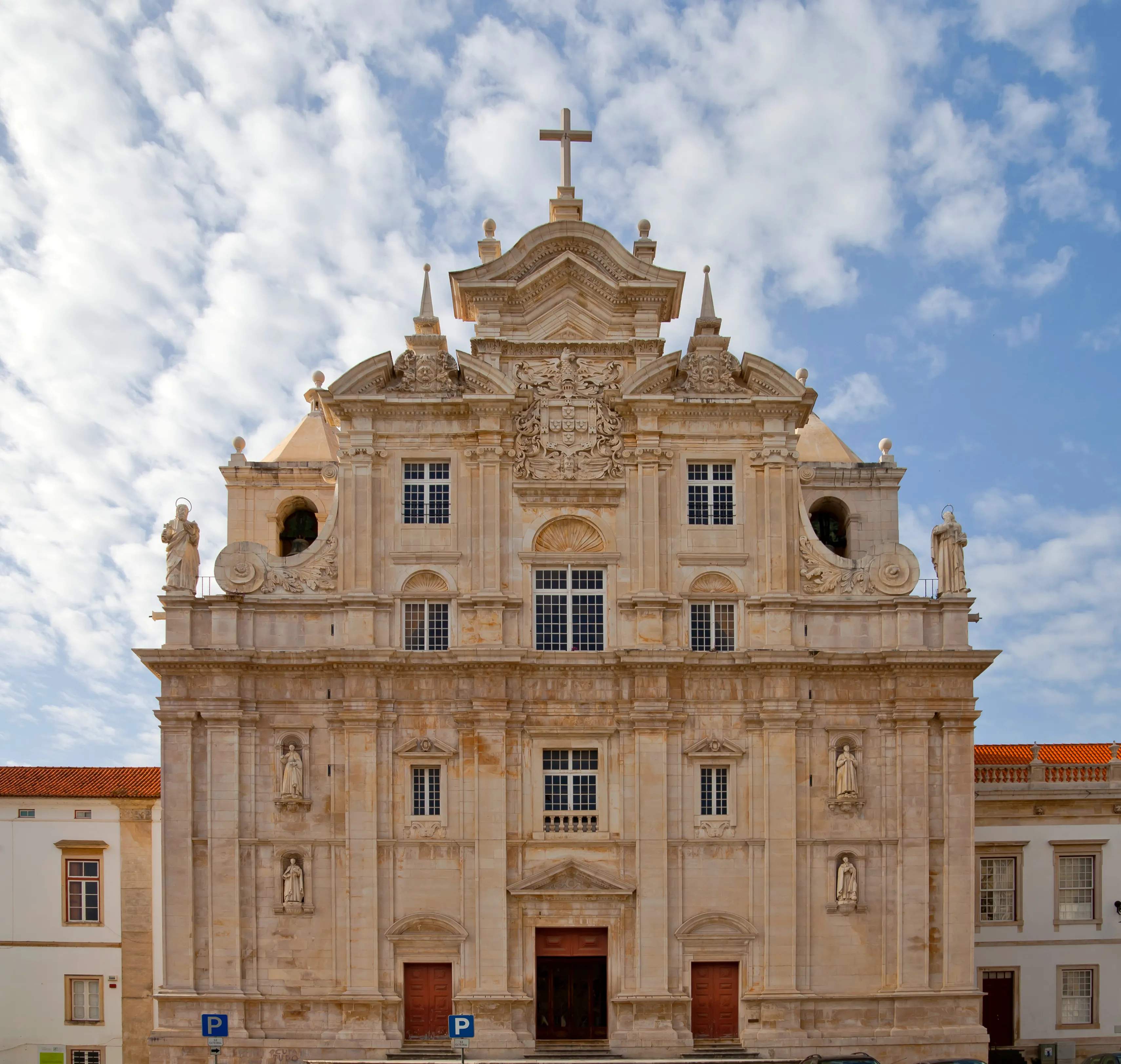 Vista exterior de la Nueva Catedral de Coímbra en Coímbra.