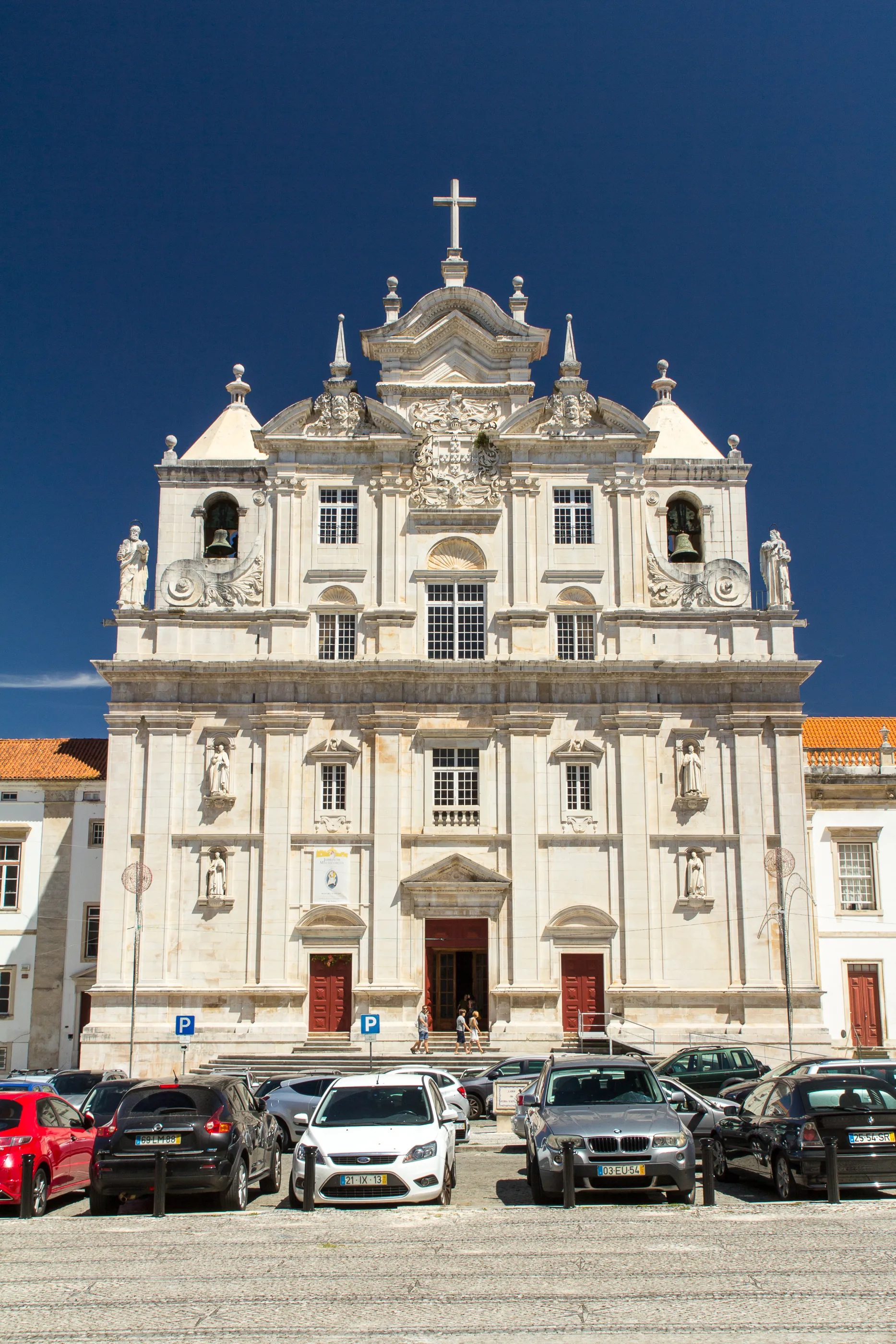 Vista exterior de la Nueva Catedral de Coímbra en Coímbra.