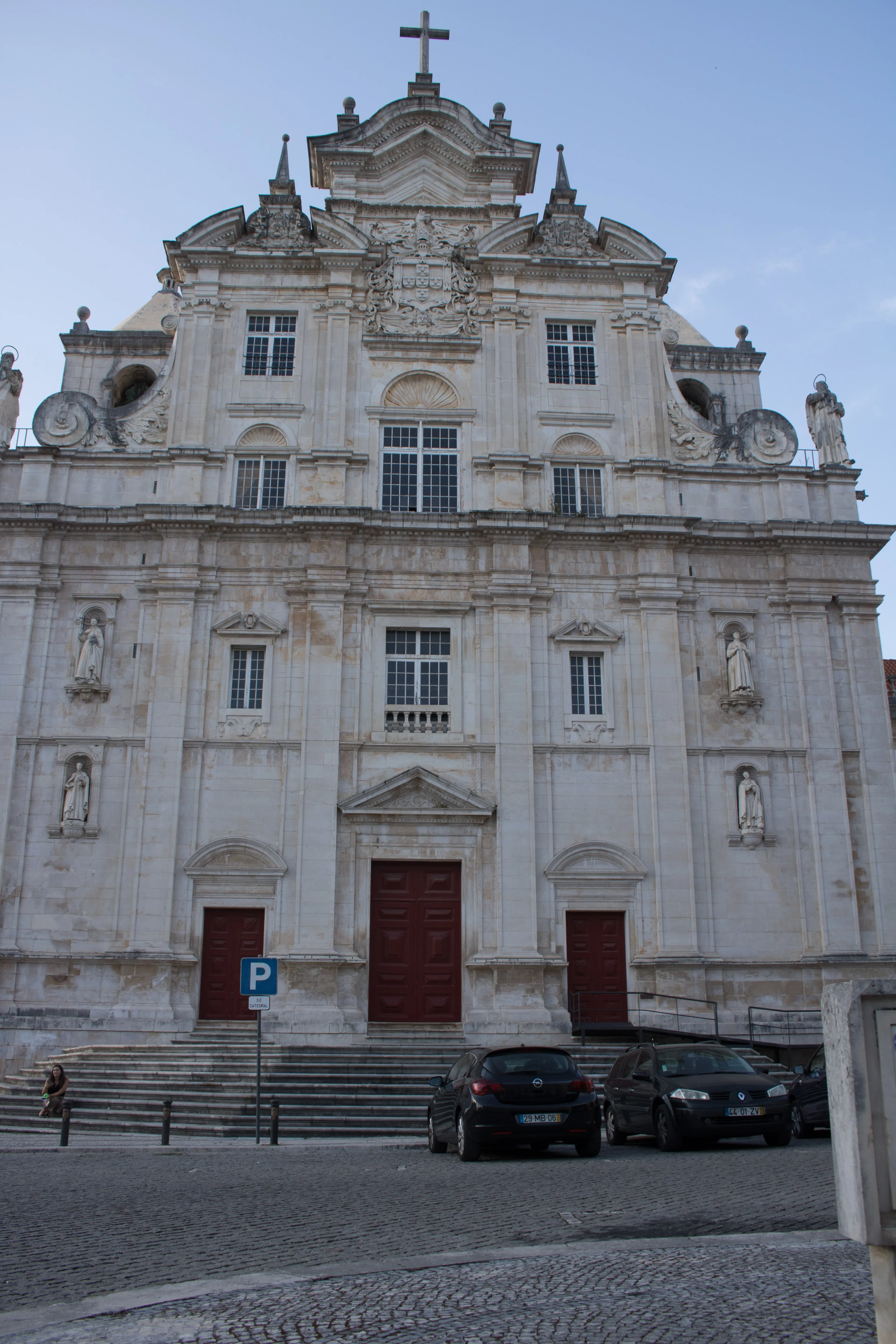Vista exterior de la Nueva Catedral de Coímbra en Coímbra.