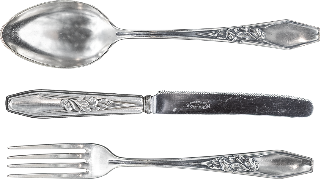 Tres utensilios de plata con mangos decorativos y una hoja de cuchillo de marca