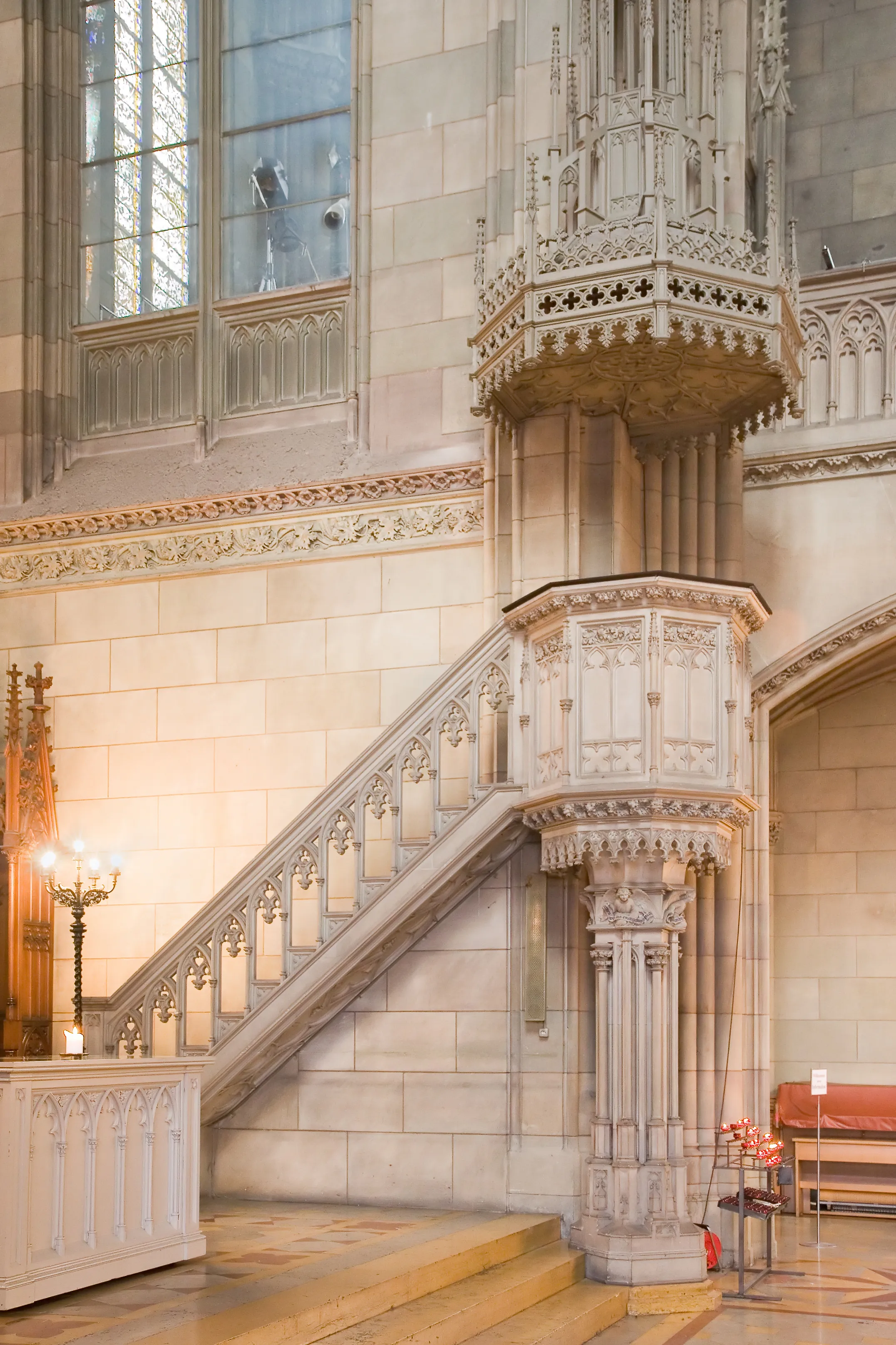 Versierde neogotische stenen preekstoel met gebeeldhouwde trap en decoratief maaswerk in het interieur van de Elisabethenkirche.