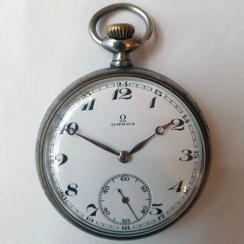 vintage kieszonkowy Omega z białą tarczą i czarnymi cyframi