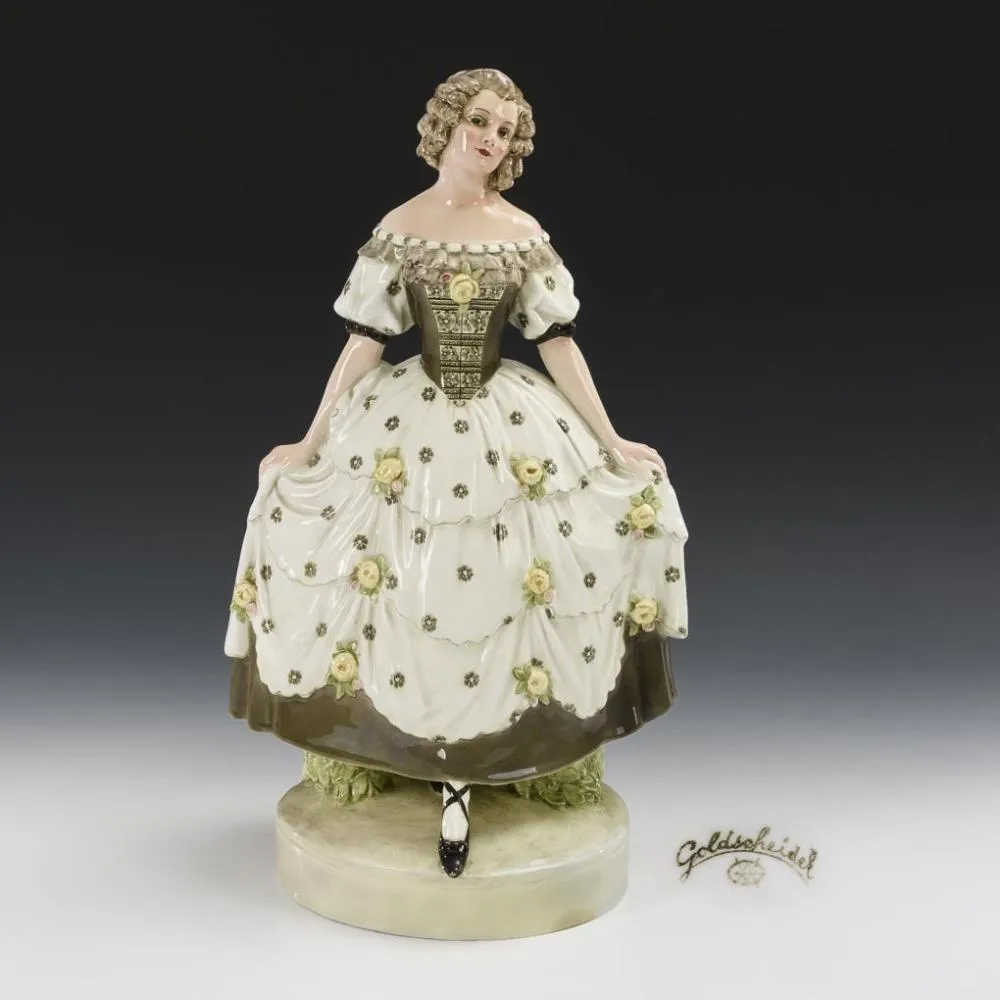 Figurka z porcelany przedstawiająca kobietę w biało-brązowej sukience w kwiaty z ozdobnym gorsetem