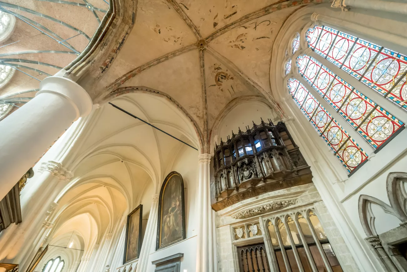 Bóveda de crucería, vidrieras y galería de madera en la Iglesia de Nuestra Señora de Brujas