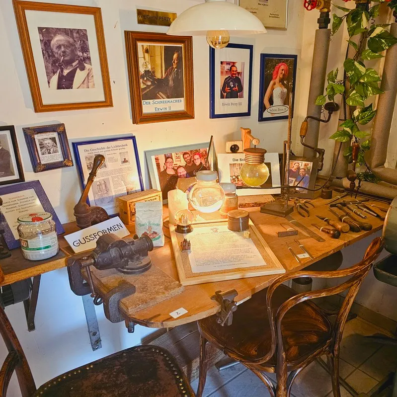 drewniany stół z narzędziami, oprawionymi zdjęciami i kulą śnieżną we wnętrzu muzeum