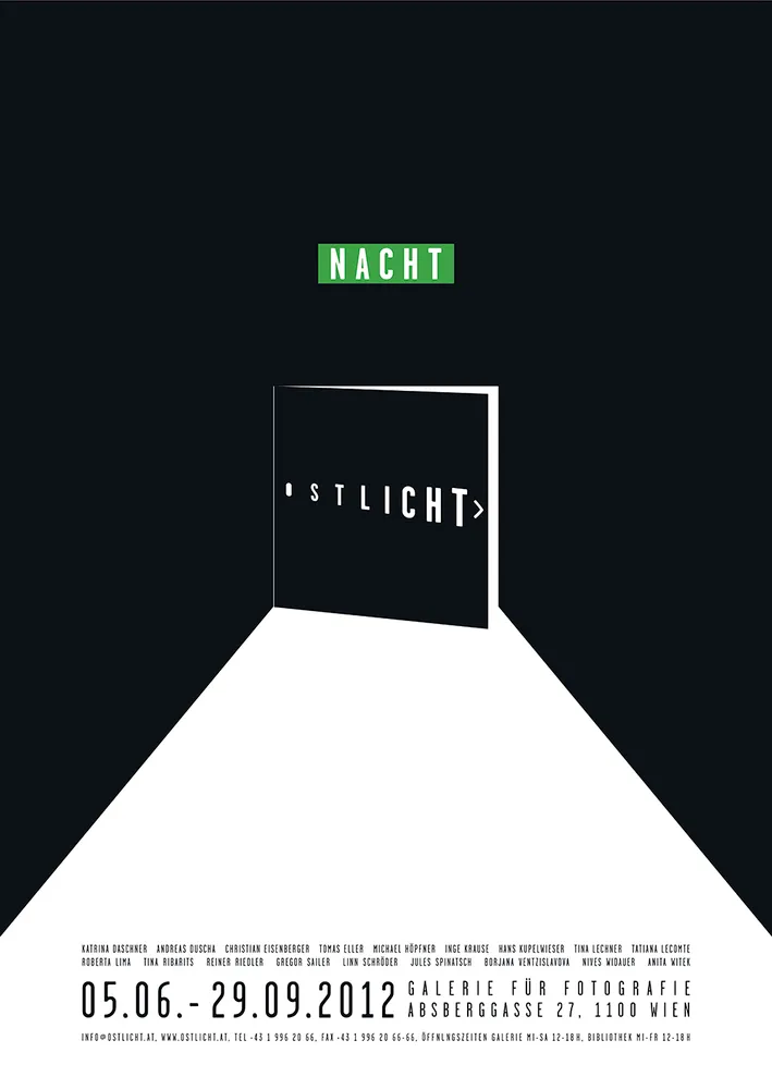 Póster en blanco y negro de una exposición titulada 'NACHT' en OstLicht Gallery for Photography, que muestra un camino blanco que conduce a una puerta con texto que enumera artistas y fechas.