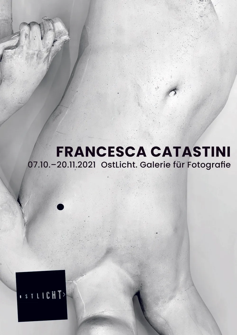 Fotografía en blanco y negro de una estatua clásica con texto superpuesto para la exposición Francesca Catastini en OstLicht Galerie für Fotografie