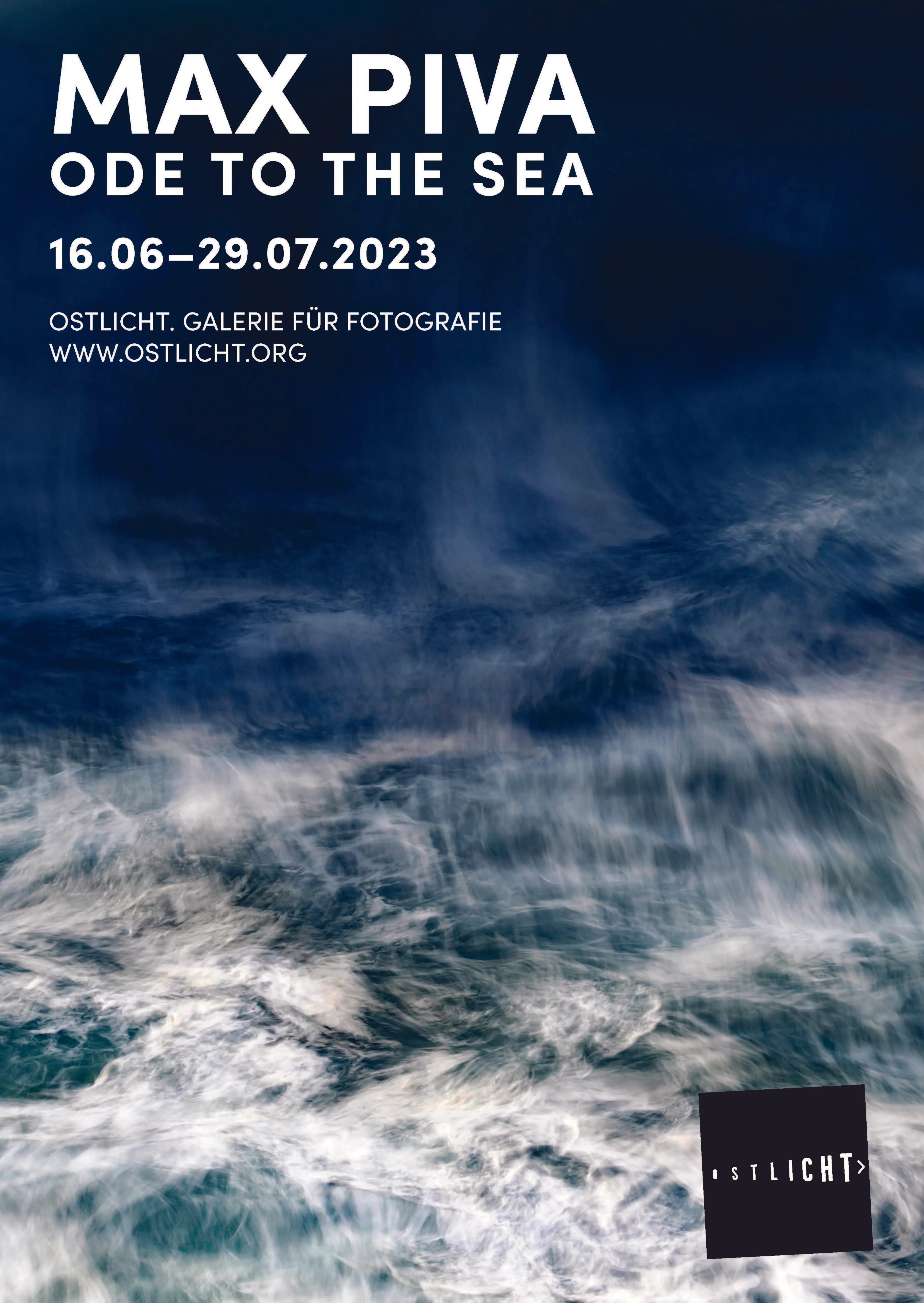 Póster de la exposición 'Ode to the Sea' de Max Piva en la Galería OstLicht de Fotografía, que muestra olas turbulentas del océano y detalles del evento