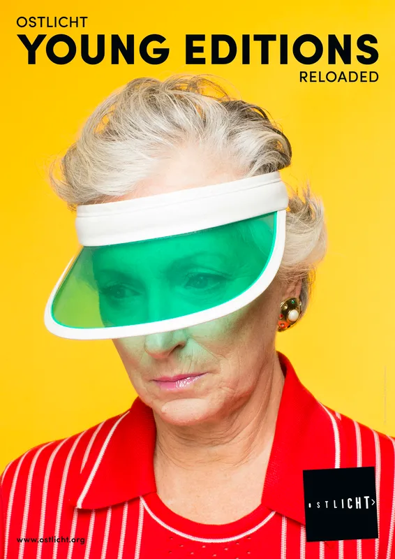 Mujer con visera verde y camisa a rayas rojas sobre un fondo amarillo con el texto 'OSTLICHT YOUNG EDITIONS RELOADED' y un logo