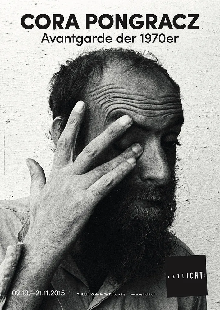 Póster en blanco y negro de una exposición con un hombre con barba y la mano en la cara, con el texto 'CORA PONGRACZ Avantgarde der 1970er' y 'OstLicht Galerie für Fotografie' en la parte inferior