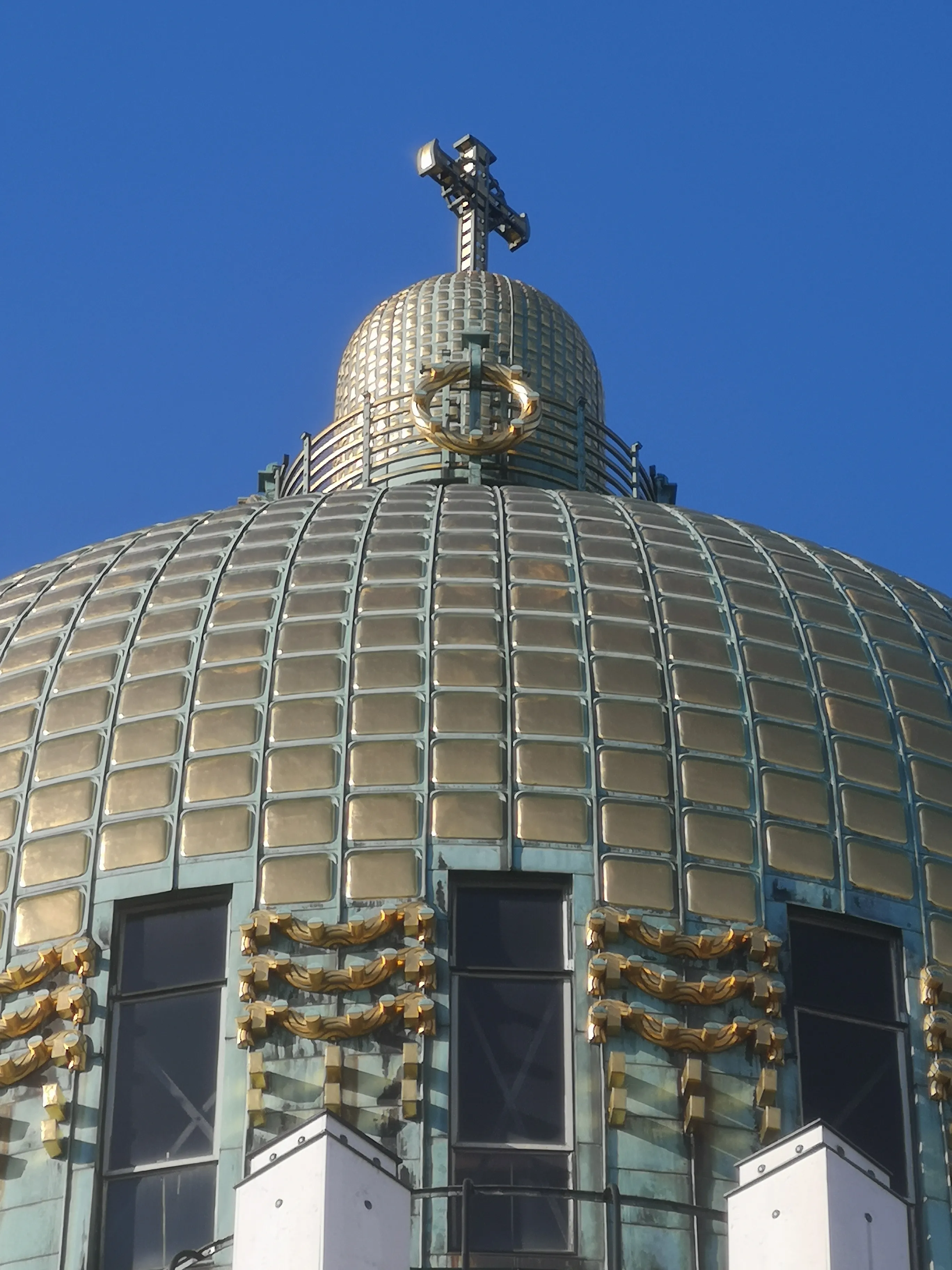 Złota kopuła Kościoła Steinhof Otto Wagnera z krzyżem na szczycie i elementami dekoracyjnymi