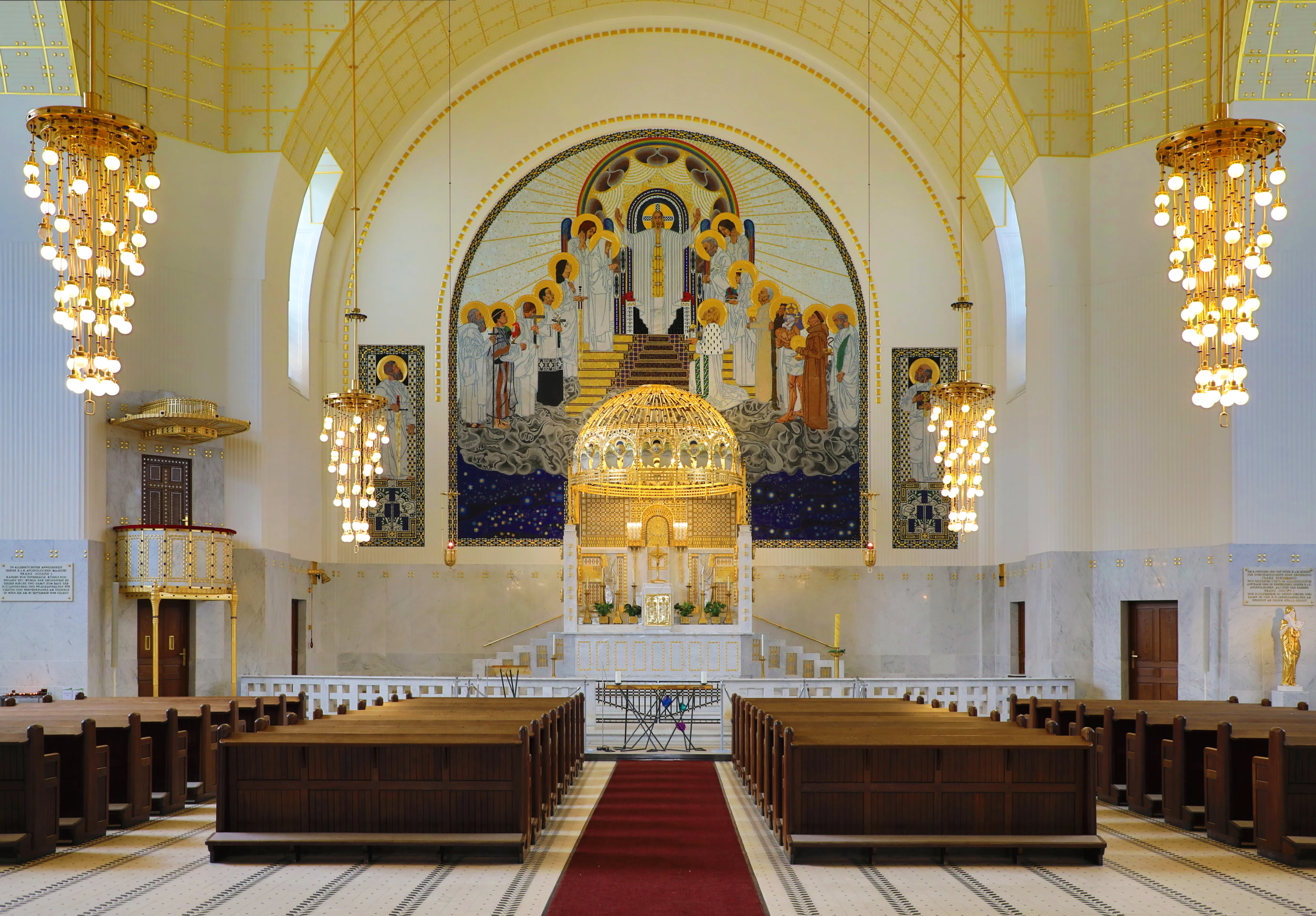 Wnętrze kościoła Otto Wagnera w Steinhof z wielkim mozaiką nad ołtarzem, żyrandolami i drewnianymi ławkami
