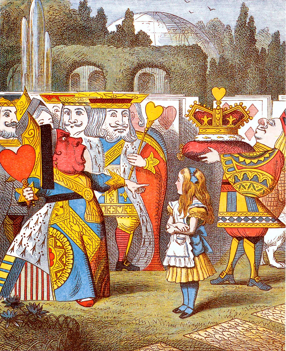 Kolorowa ilustracja w stylu vintage przedstawiająca Alicję w niebieskiej sukience, stojącą naprzeciwko Królowej i Króla Kier w otoczeniu strażników-kart do gry w ogrodzie, z budynkiem z kopułą w tle.