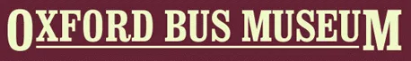 Logotipo de Oxford Bus Museum con letras serifadas en crema sobre un fondo granate con un subrayado horizontal