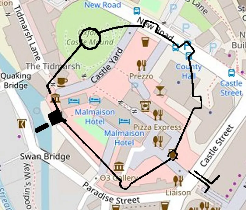Mapa del área del Oxford Castle que muestra un contorno perimetral negro alrededor del sitio, incluyendo calles aledañas como Castle Street y New Road, y puntos de referencia como Oxford Castle Mound y el hotel Malmaison.