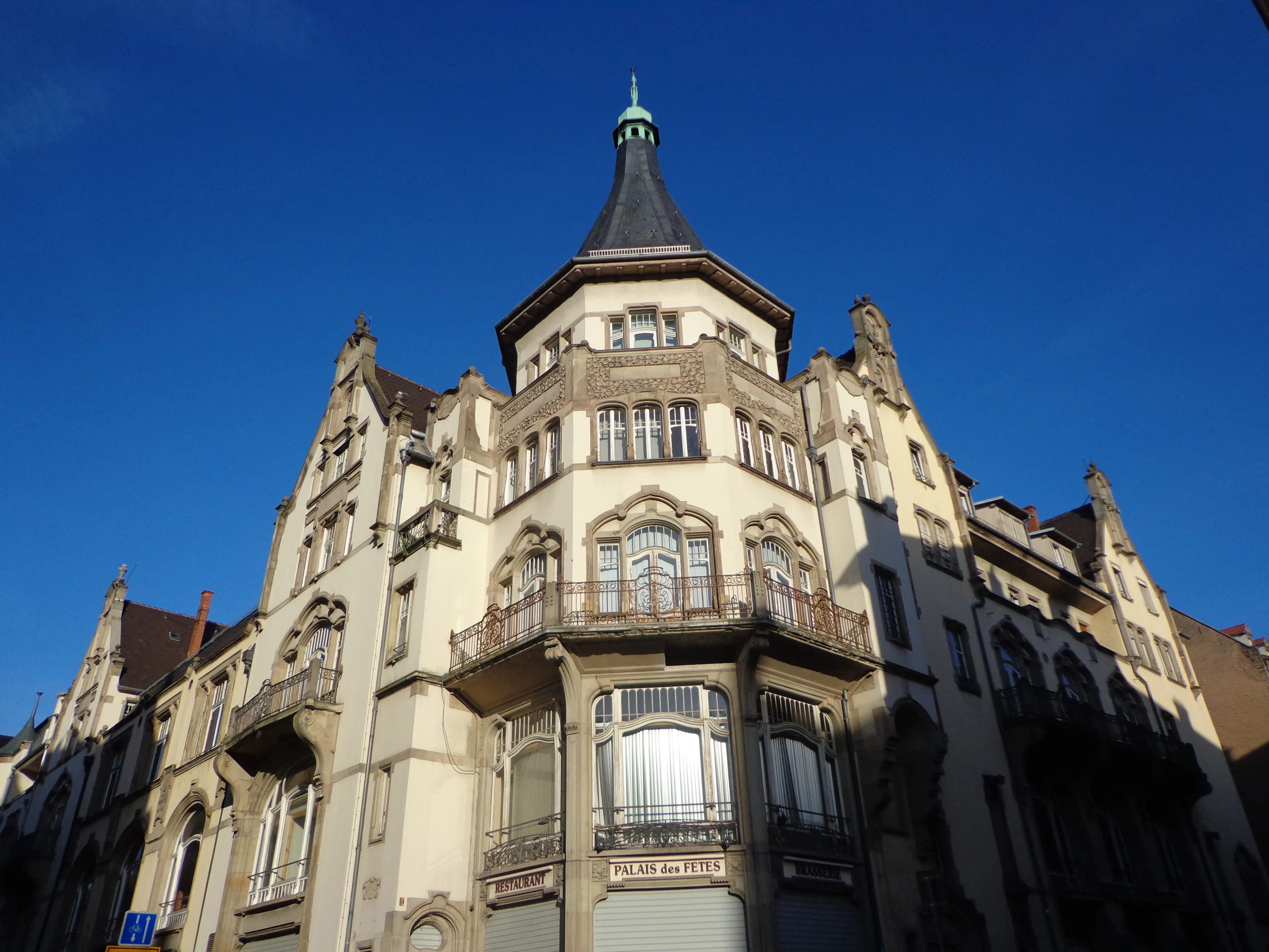 Widok reprezentatywny Palais des Fêtes w Strasburgu.
