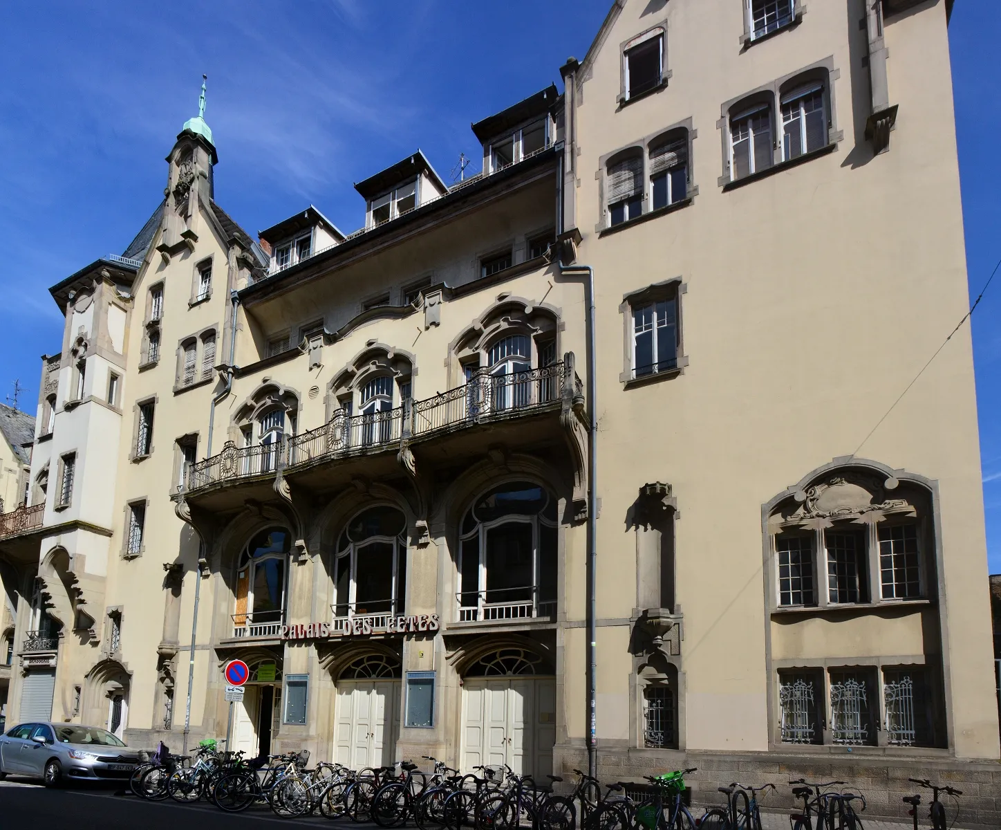 Widok z zewnątrz budynku Palais des Fêtes w Strasburgu.