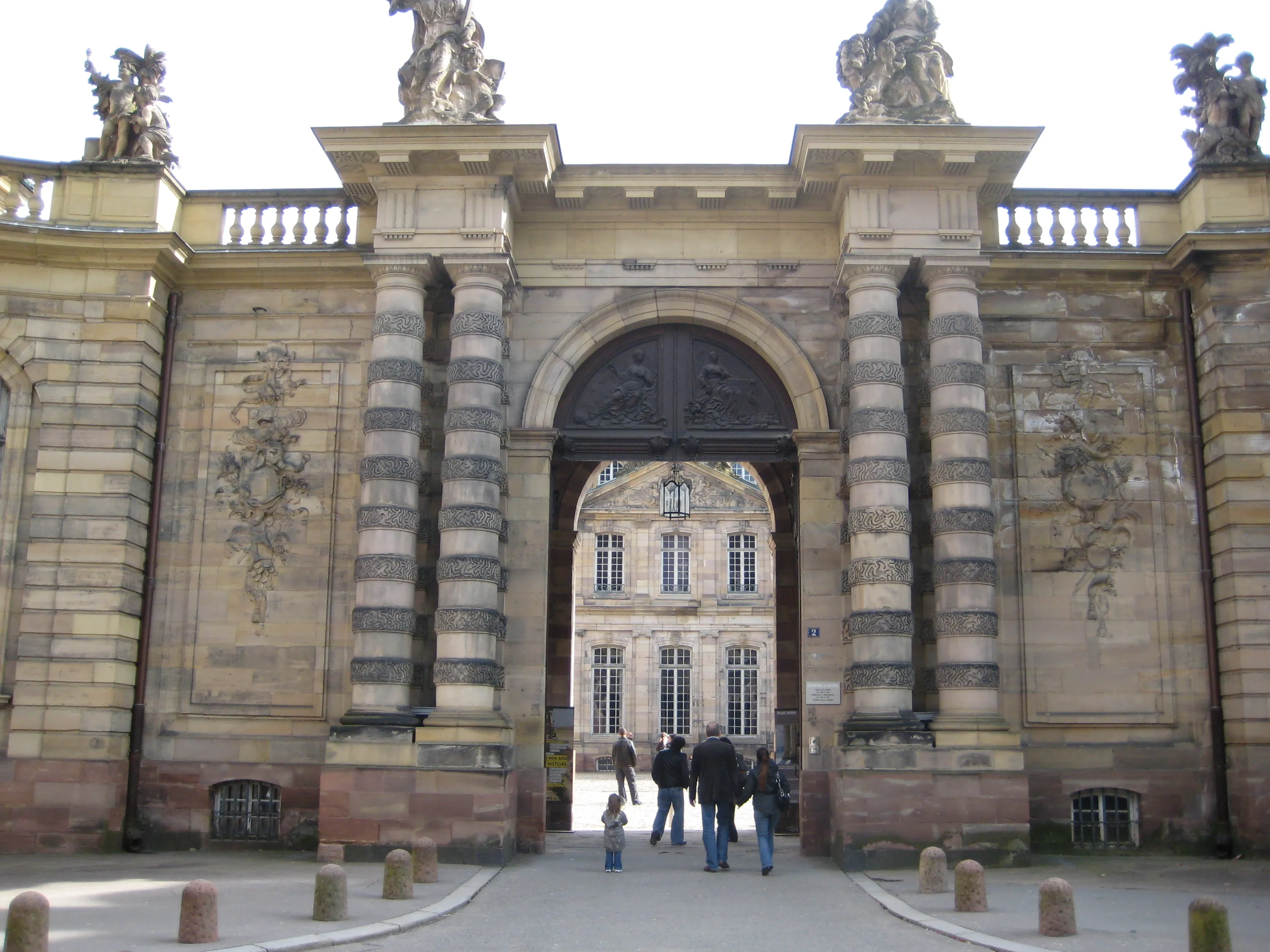 Vista representativa del Palais Rohan en Estrasburgo.