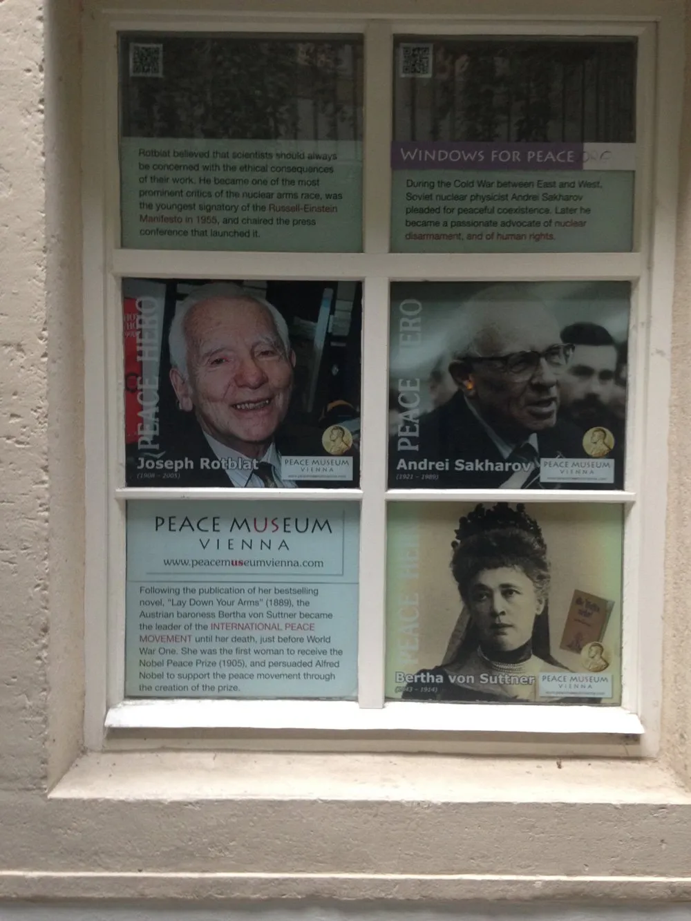 Witryna w Muzeum Pokoju w Wiedniu prezentująca portrety rzeczników pokoju i panele informacyjne