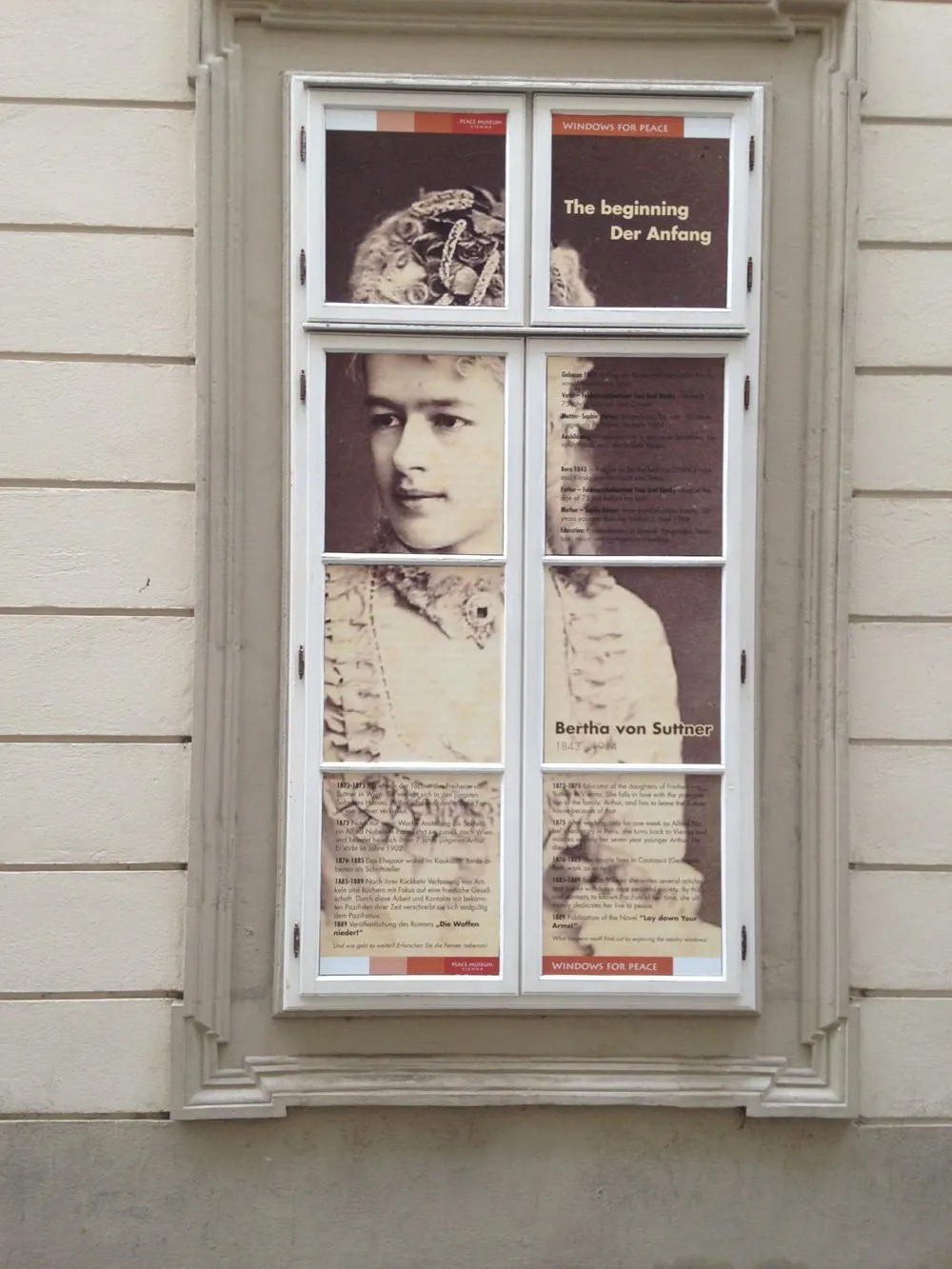 Vitrine met historische foto's en tekst over Bertha von Suttner en vredesactivisme
