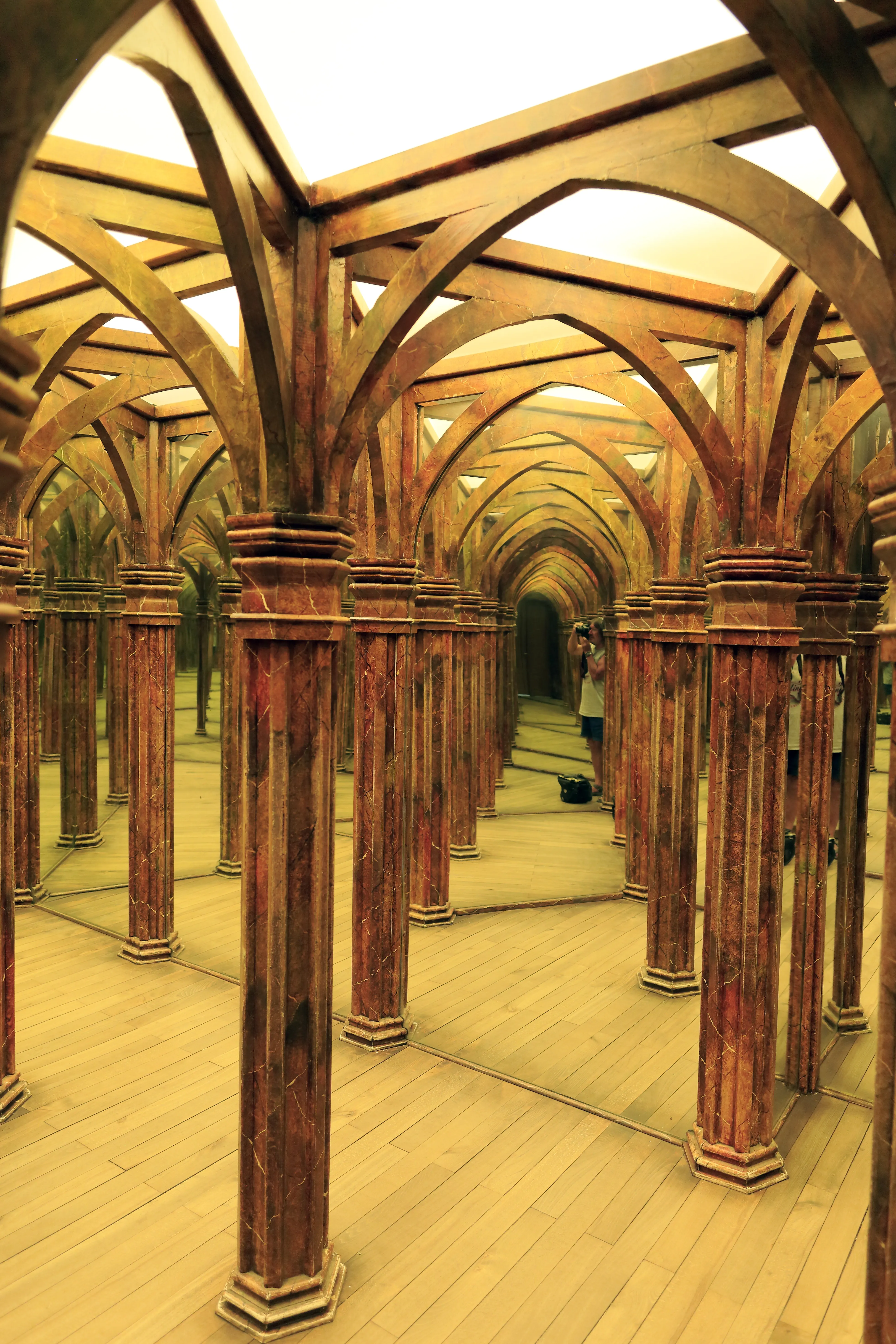 Interieur van een spiegelpaleis met houten pilaren en gewelfde plafonds, eindeloos reflecterend in spiegels