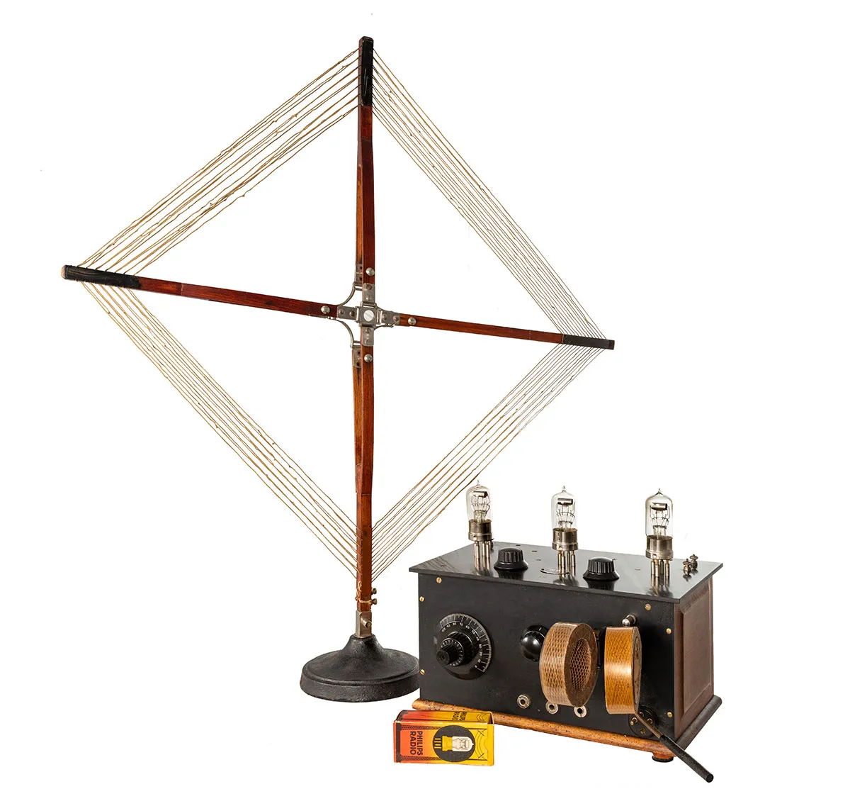 Vintage radio receiver with vacuum tubes and a large diamond-shaped antenna
