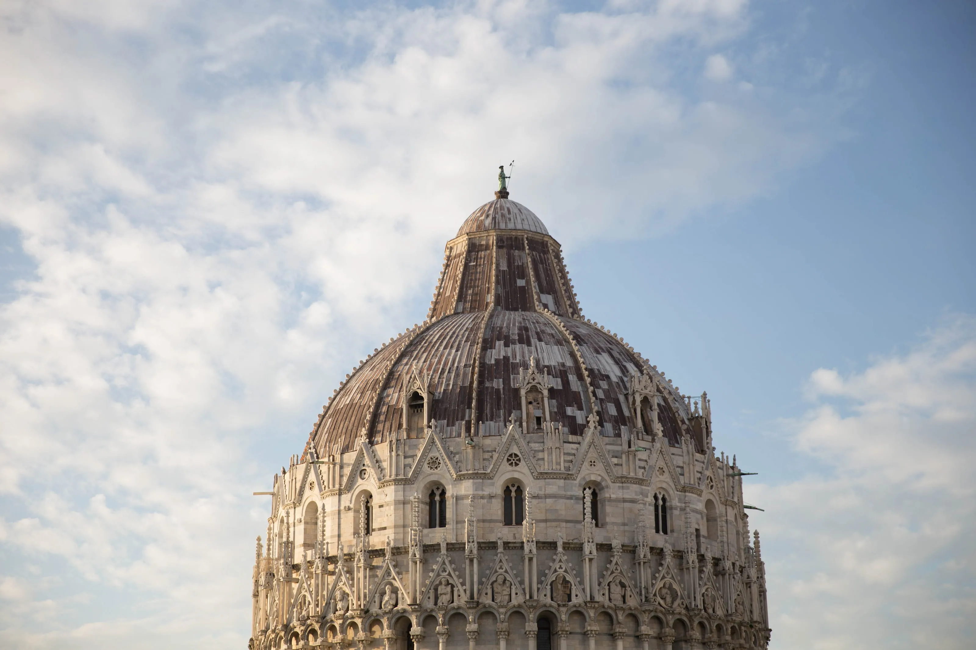 Vista exterior del Baptisterio de Pisa, en Pisa.