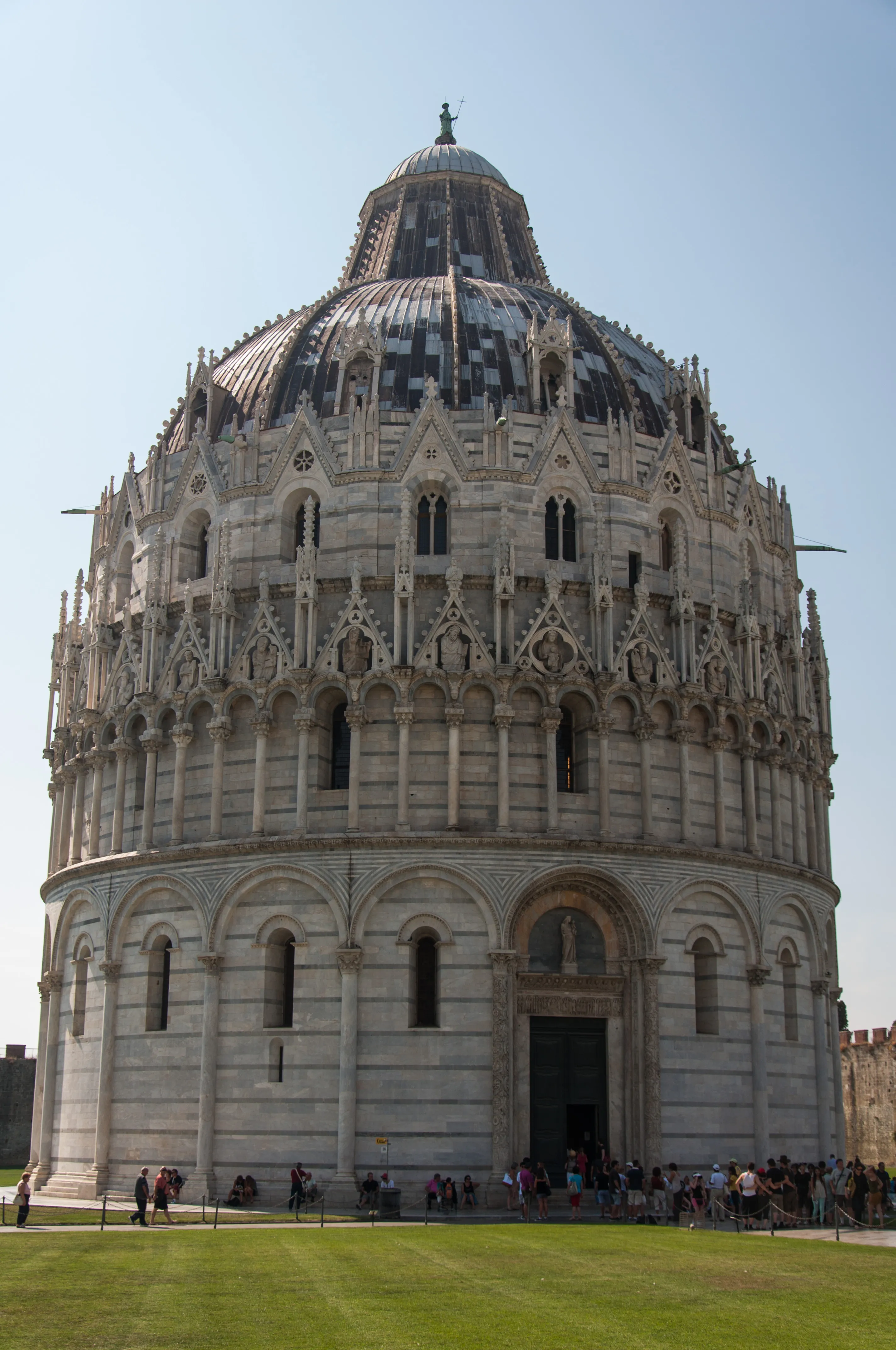 Vista representativa del Baptisterio de Pisa en Pisa.