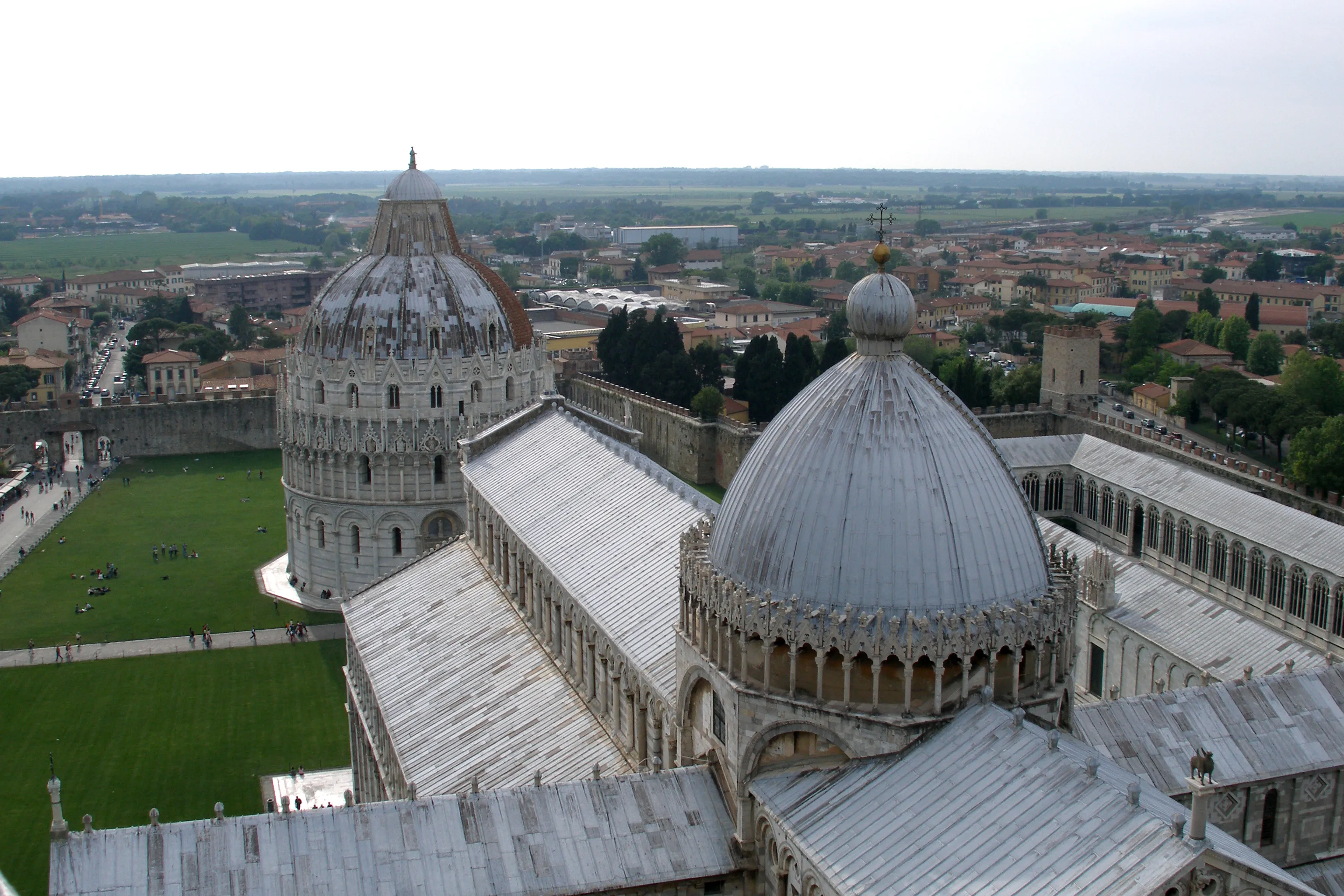 Vista exterior del Baptisterio de Pisa en Pisa.