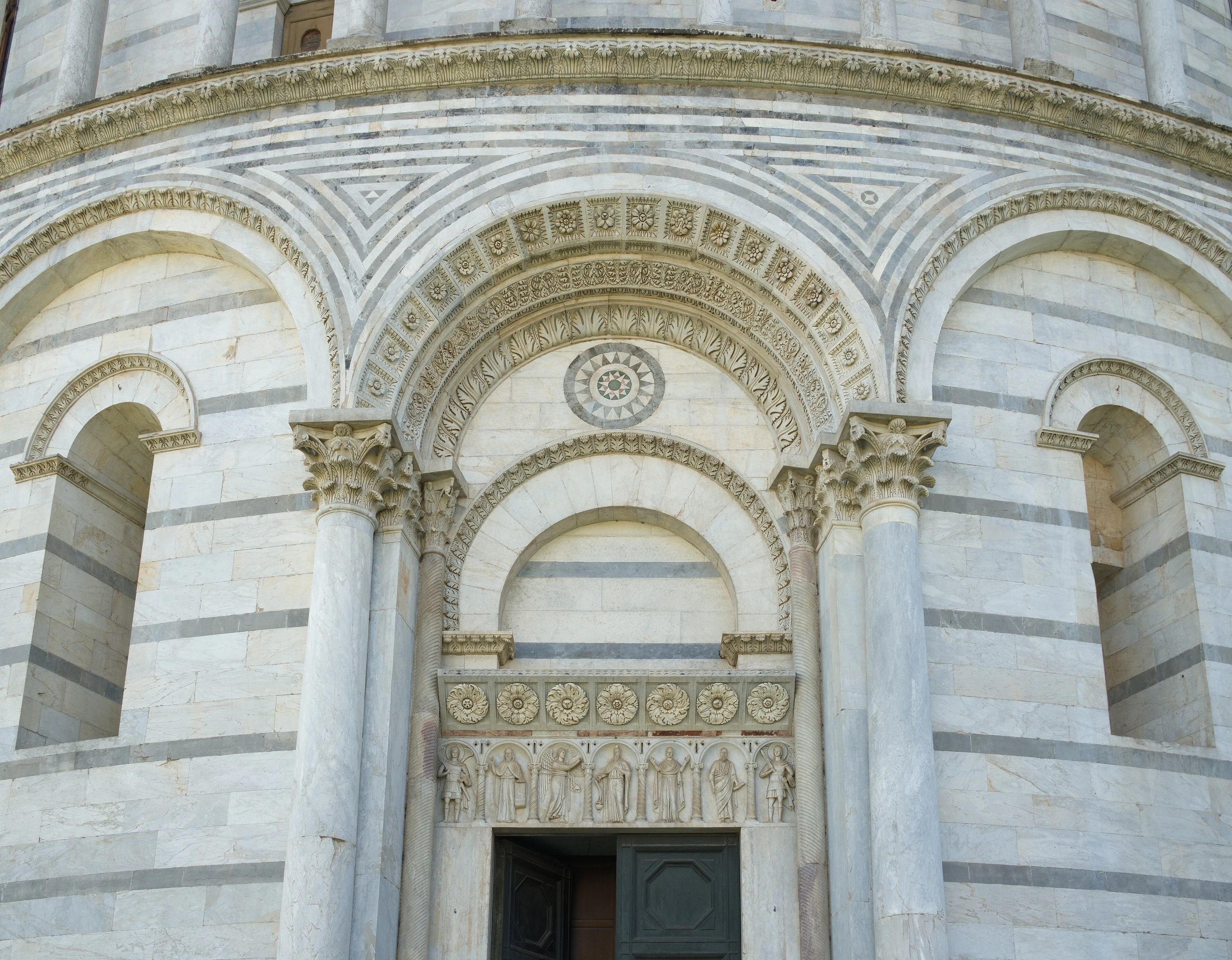 Vista de detalle del Baptisterio de Pisa en Pisa.