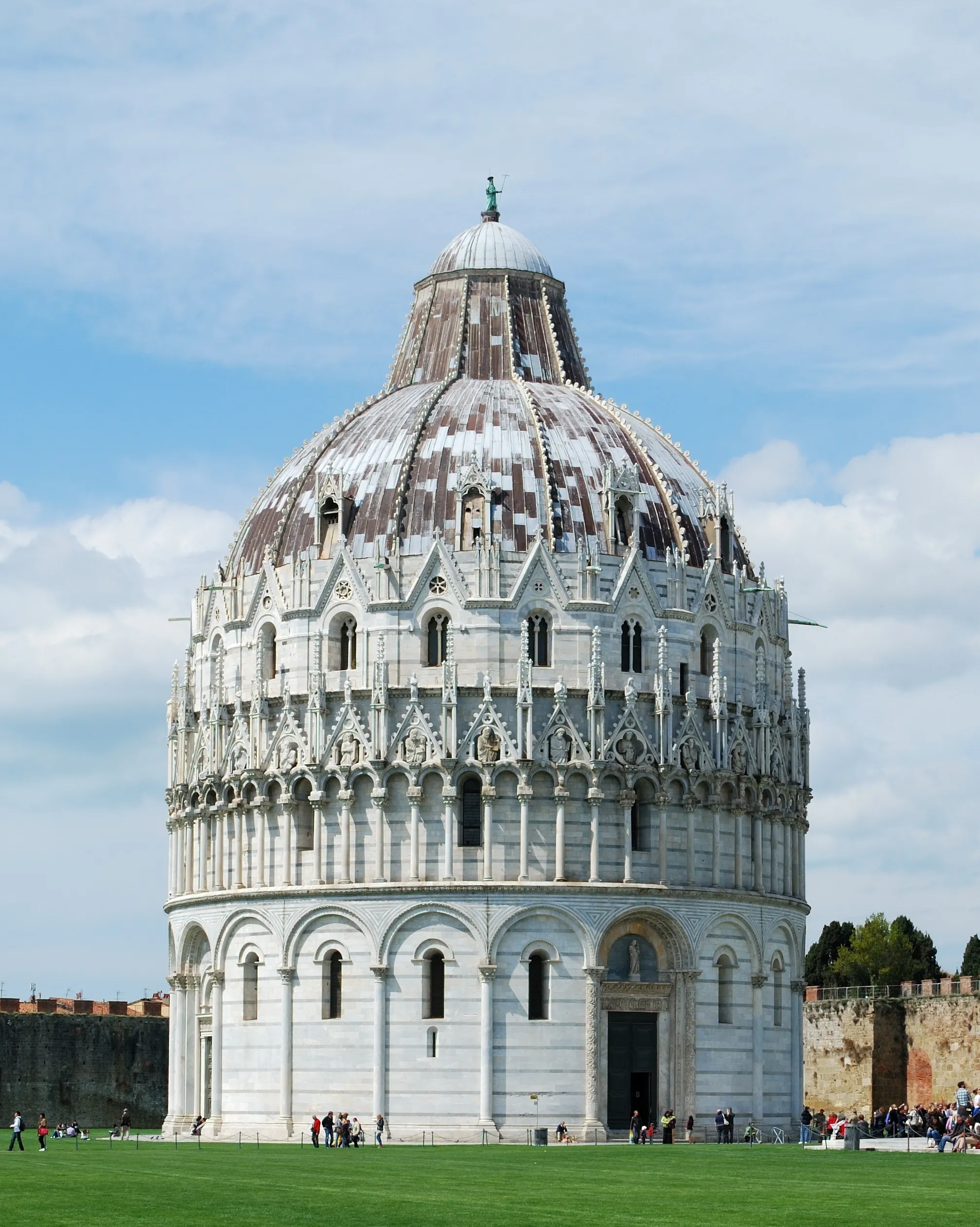 Vista representativa del Baptisterio de Pisa en Pisa.